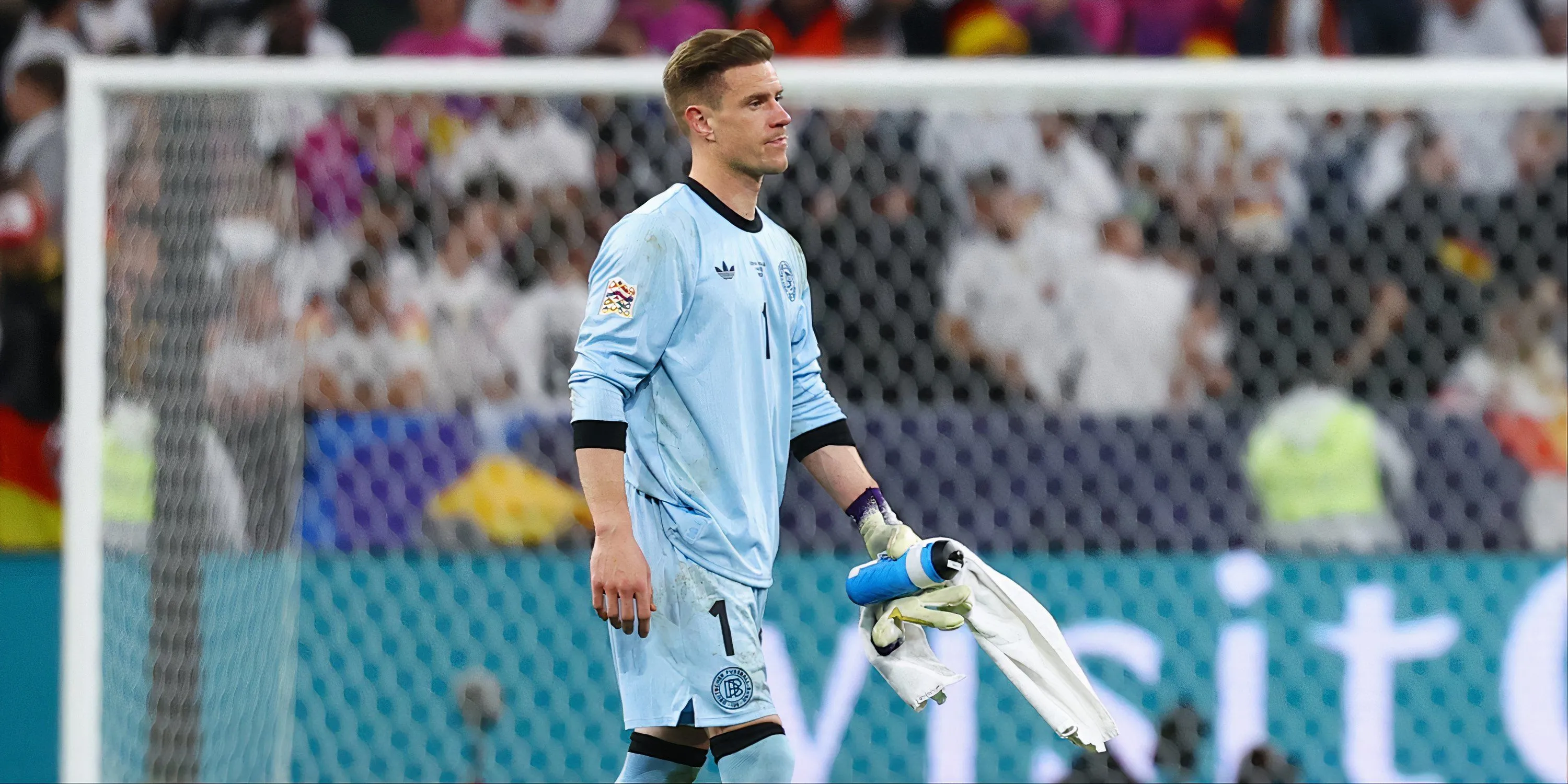 Thủ môn Marc-Andre ter Stegen trong màu áo đội tuyển Đức và câu lạc bộ Barcelona, mục tiêu của Manchester United