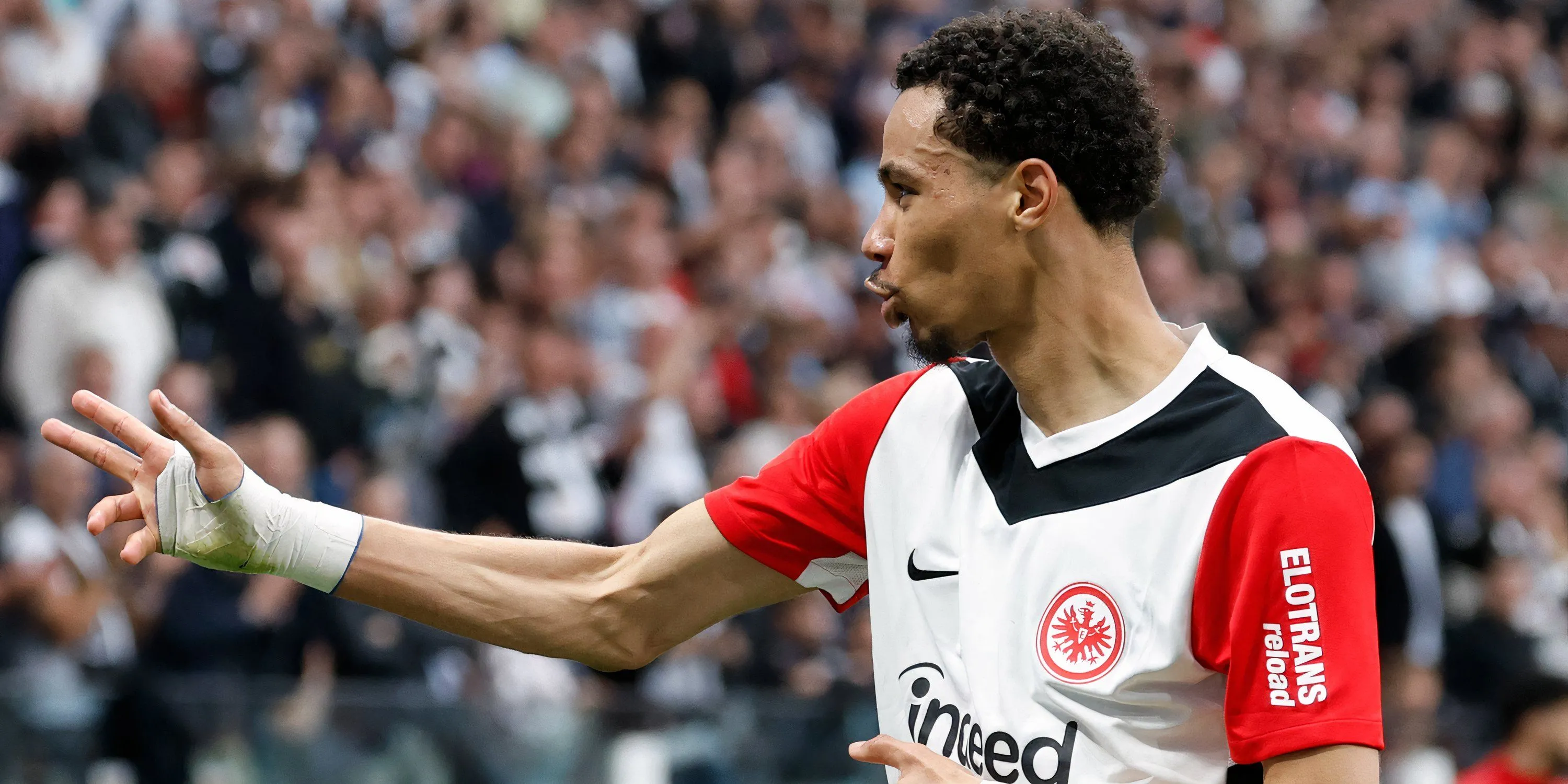 Tiền đạo Hugo Ekitike trong màu áo Eintracht Frankfurt, mục tiêu chuyển nhượng của Chelsea.