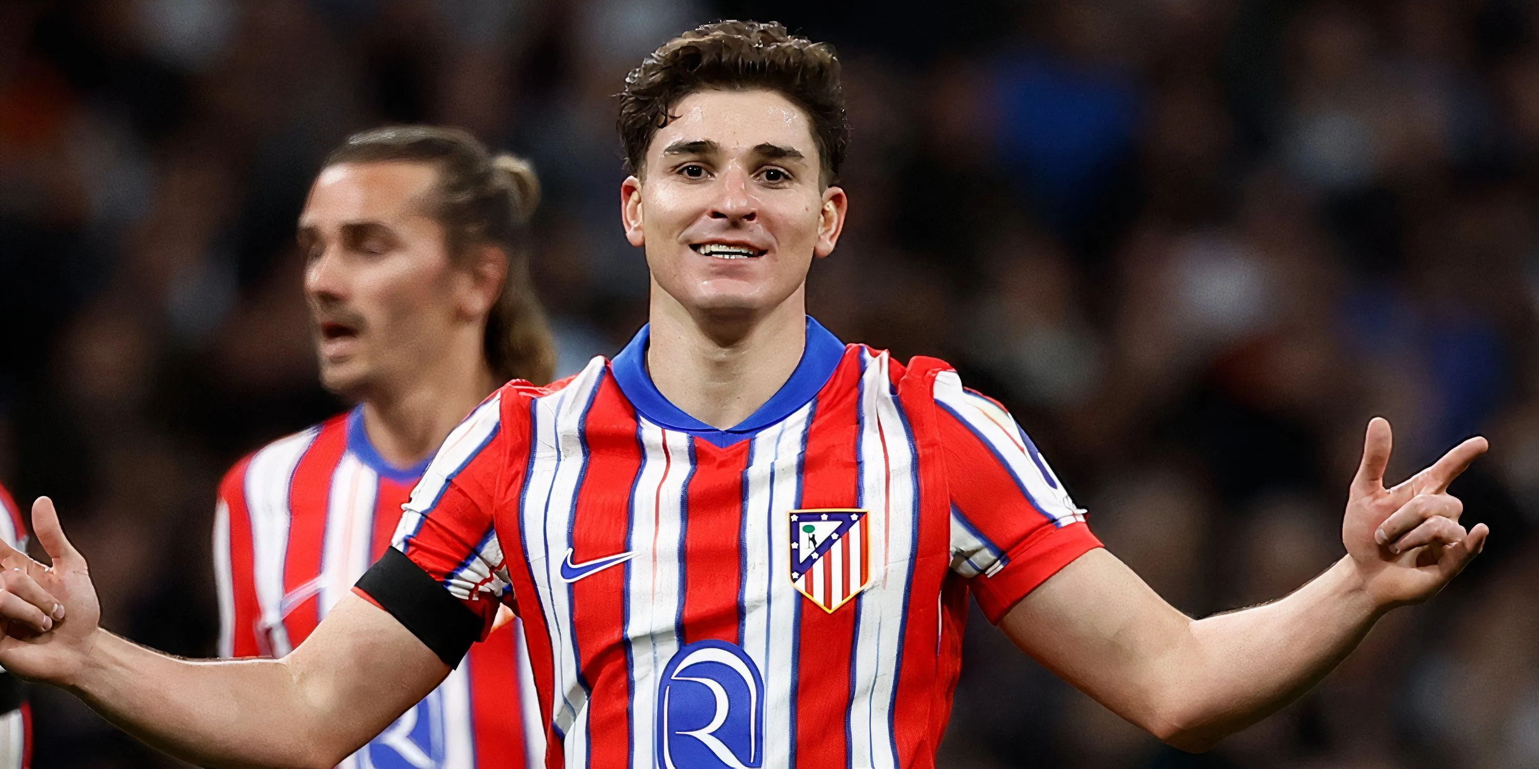 Tiền đạo Julian Alvarez trong màu áo CLB Atletico Madrid