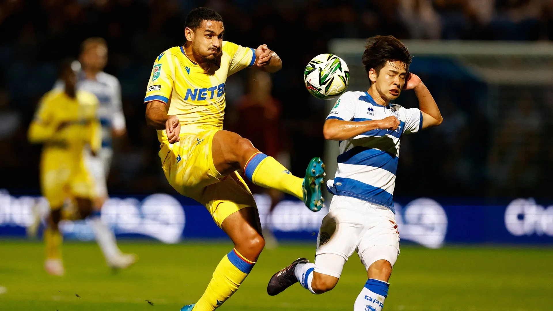 Tiền đạo Koki Saito của QPR kiểm soát bóng trong trận đấu