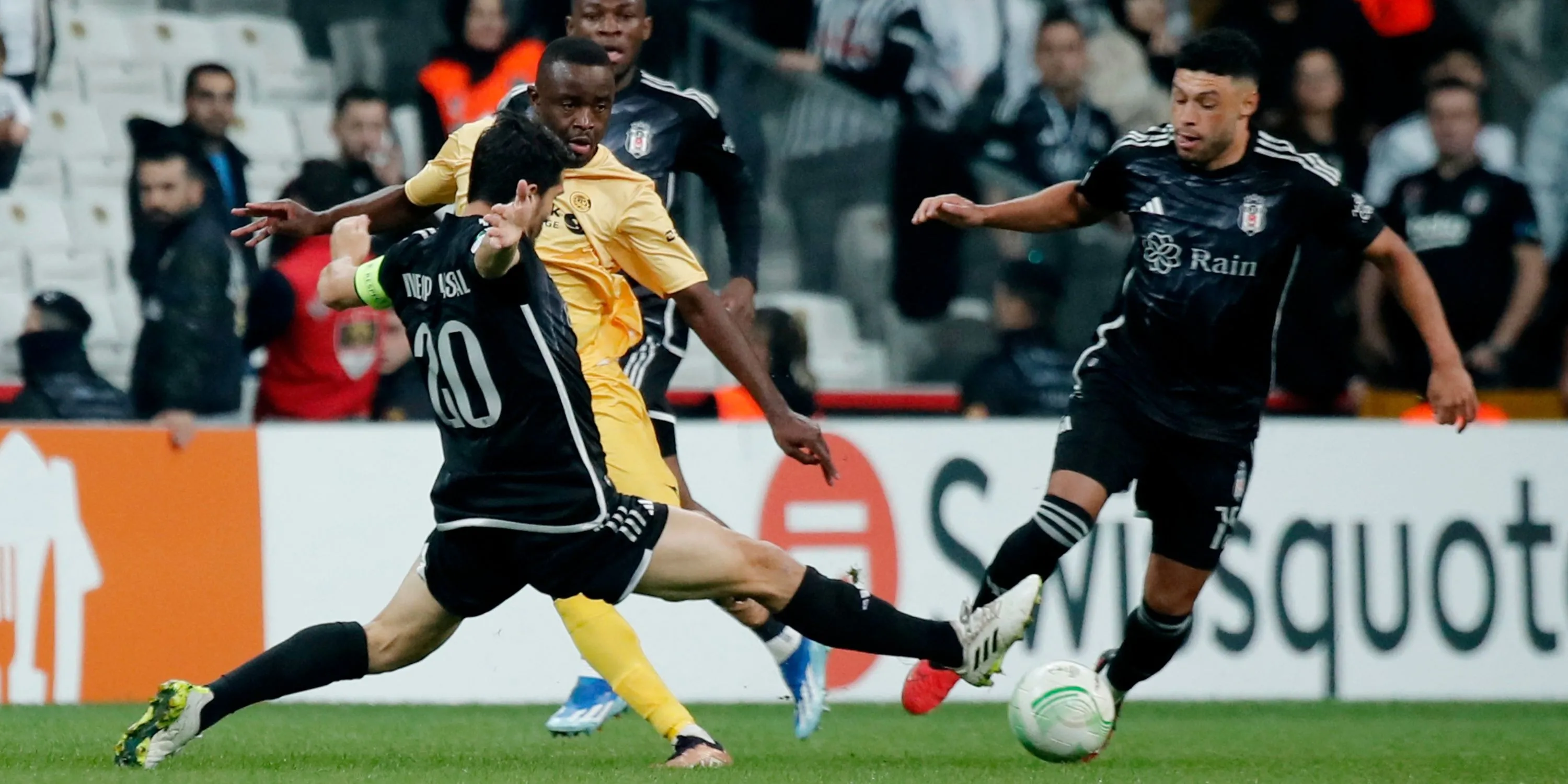 Tiền vệ Alex Oxlade-Chamberlain trong màu áo Besiktas, mục tiêu chuyển nhượng của Leeds United