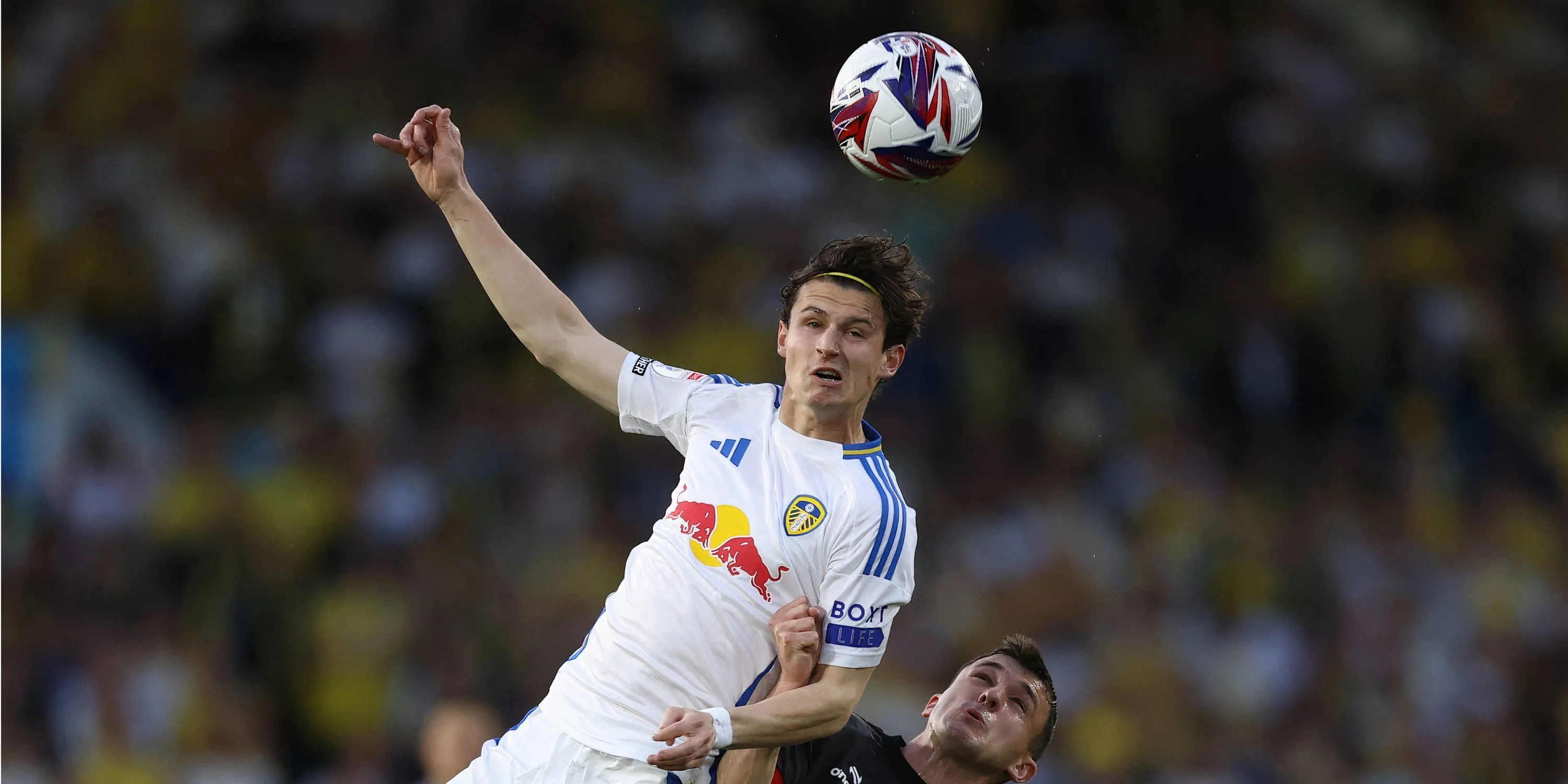 Tiền vệ Brenden Aaronson của Leeds United đang thi đấu trên sân