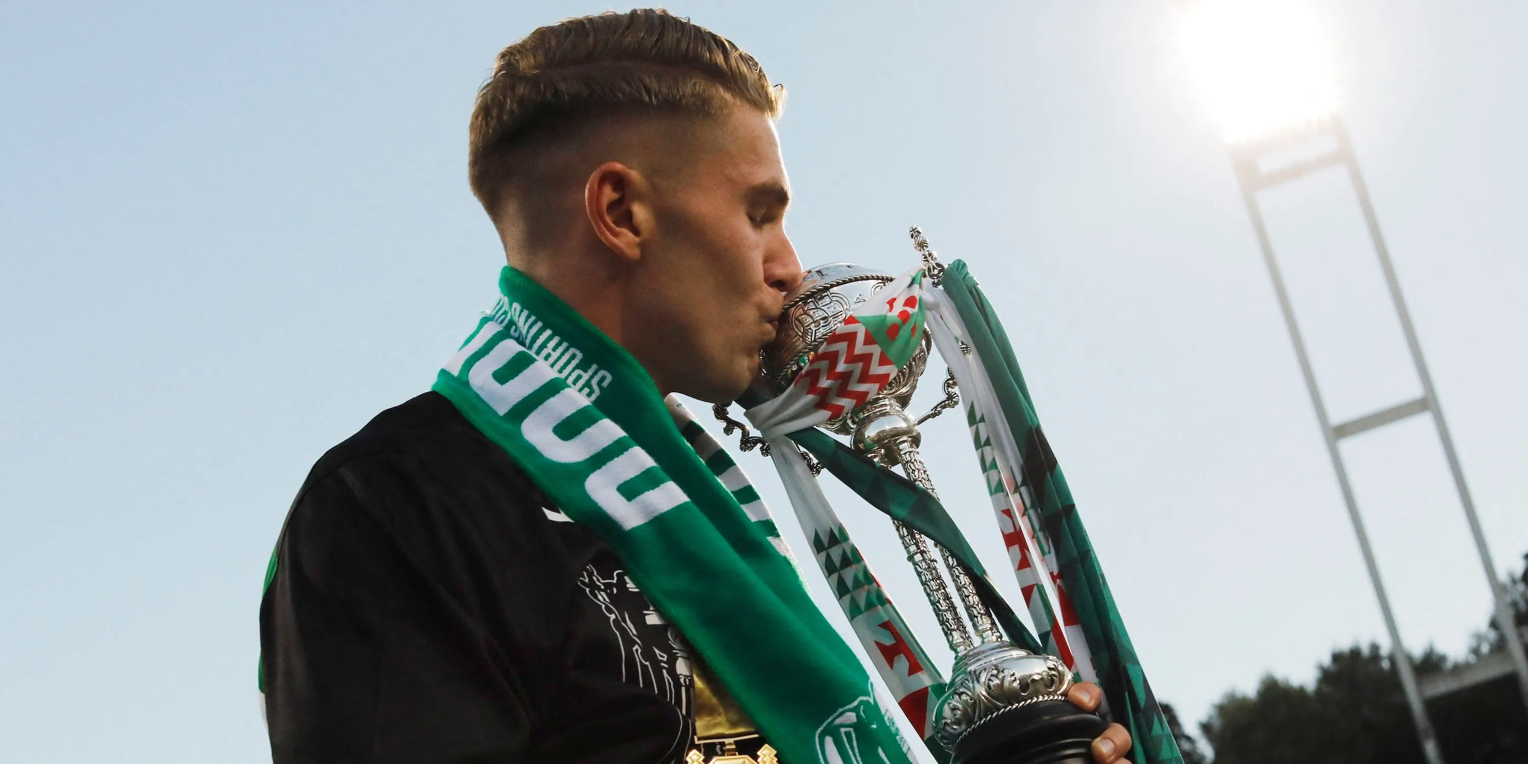 Viktor Gyokeres của Sporting CP hôn cúp vô địch Cúp Quốc gia Bồ Đào Nha