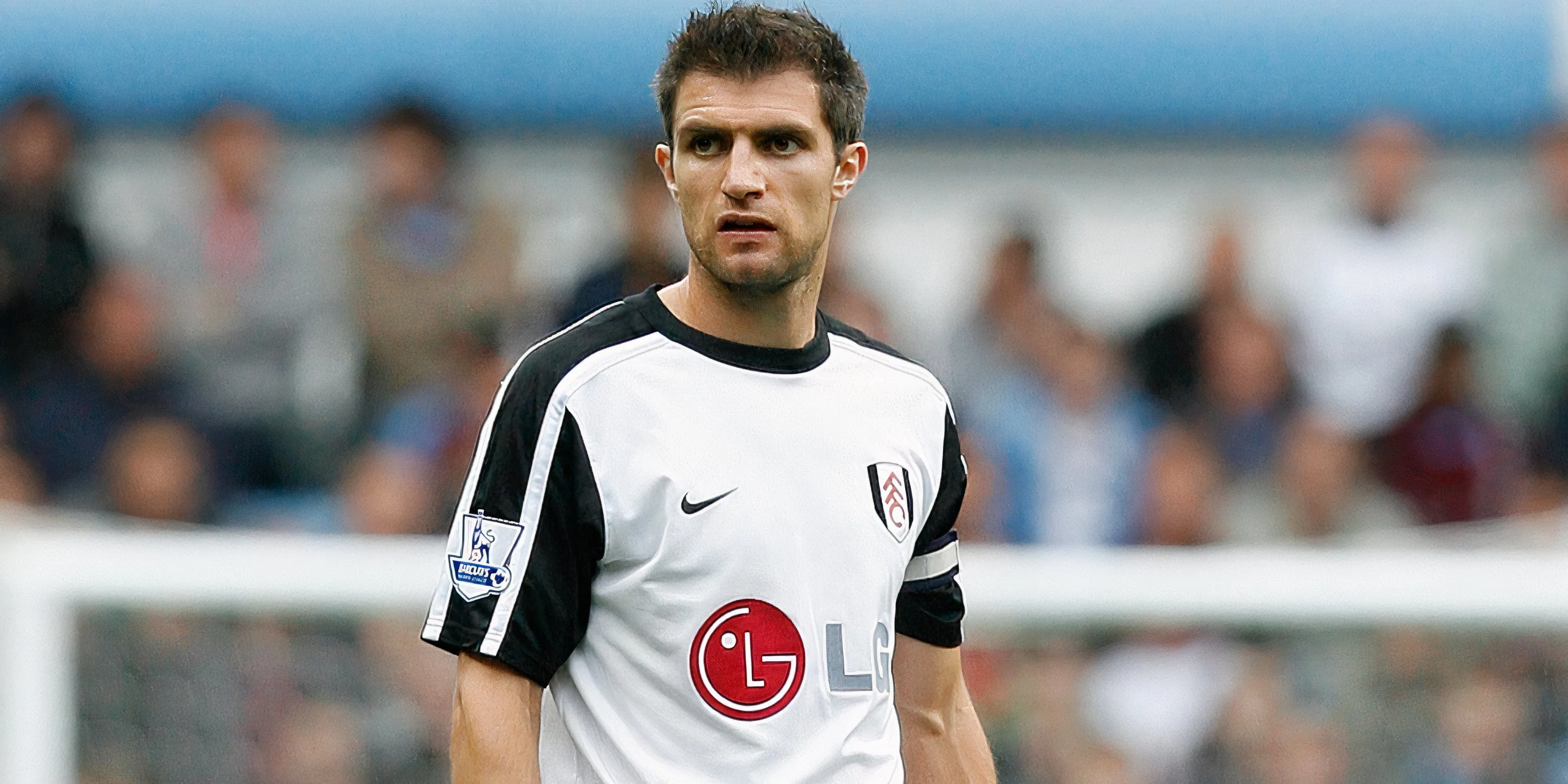 Aaron Hughes, hậu vệ đa năng và bền bỉ, từng khoác áo Newcastle, Fulham, Aston Villa tại Premier League.
