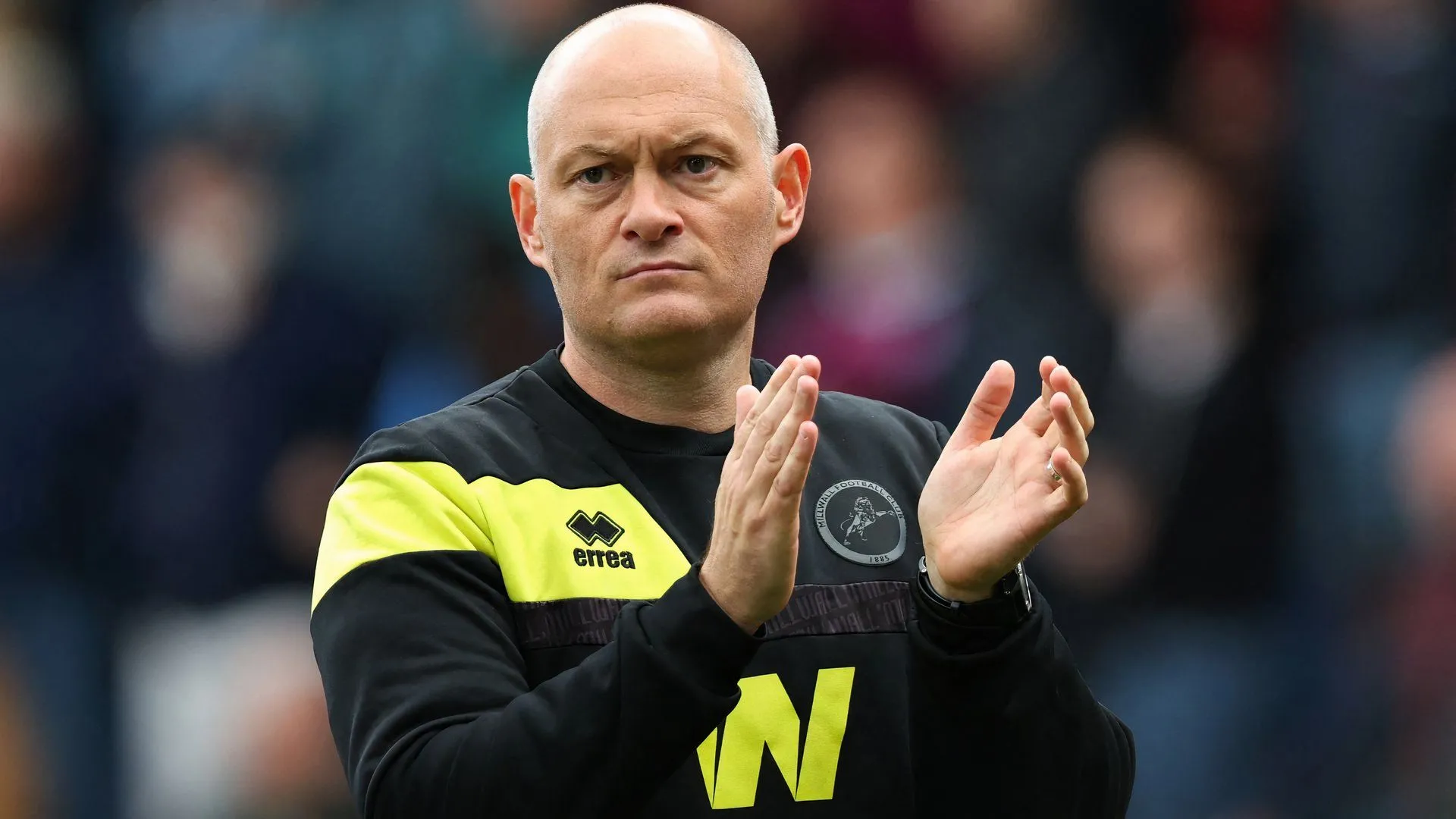 Alex Neil, huấn luyện viên trưởng Millwall, chỉ đạo trên sân tập
