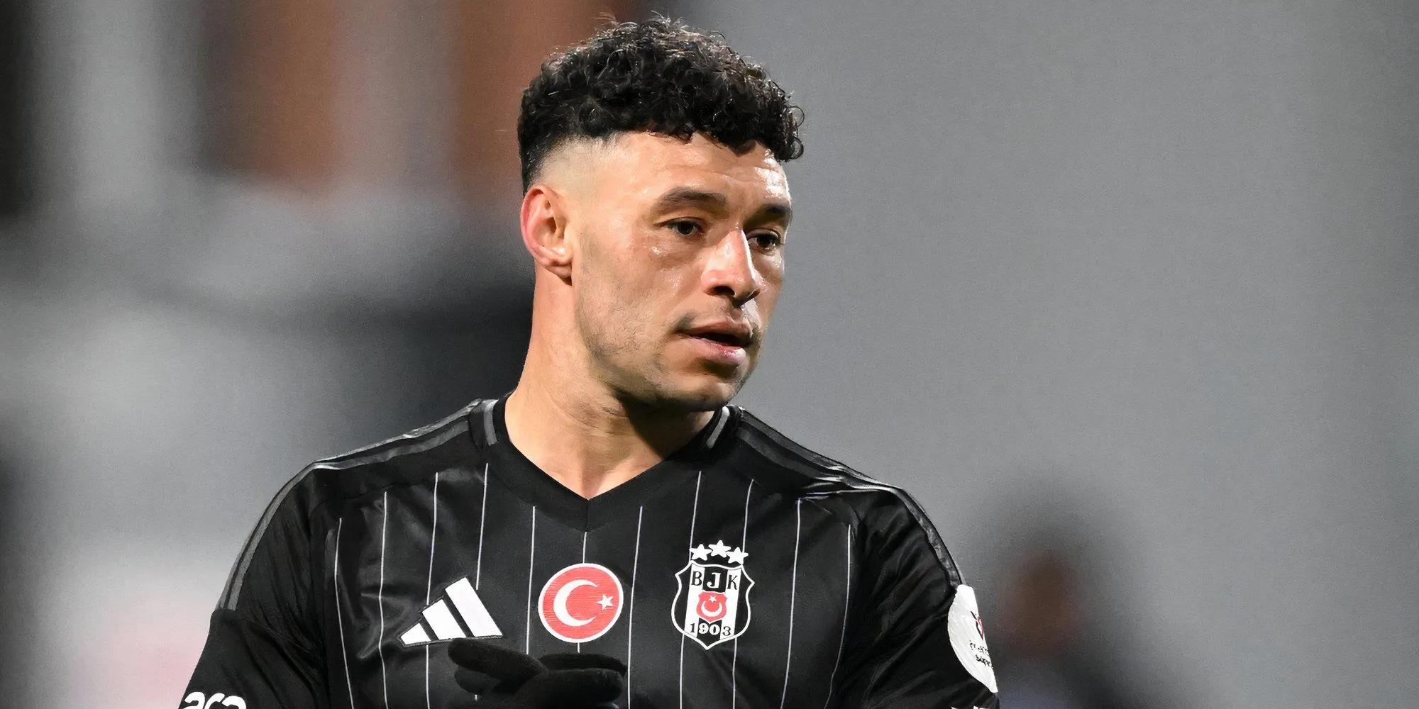 Alex Oxlade-Chamberlain trong màu áo Besiktas, đối mặt với tương lai không chắc chắn sau khi hợp đồng bị chấm dứt.