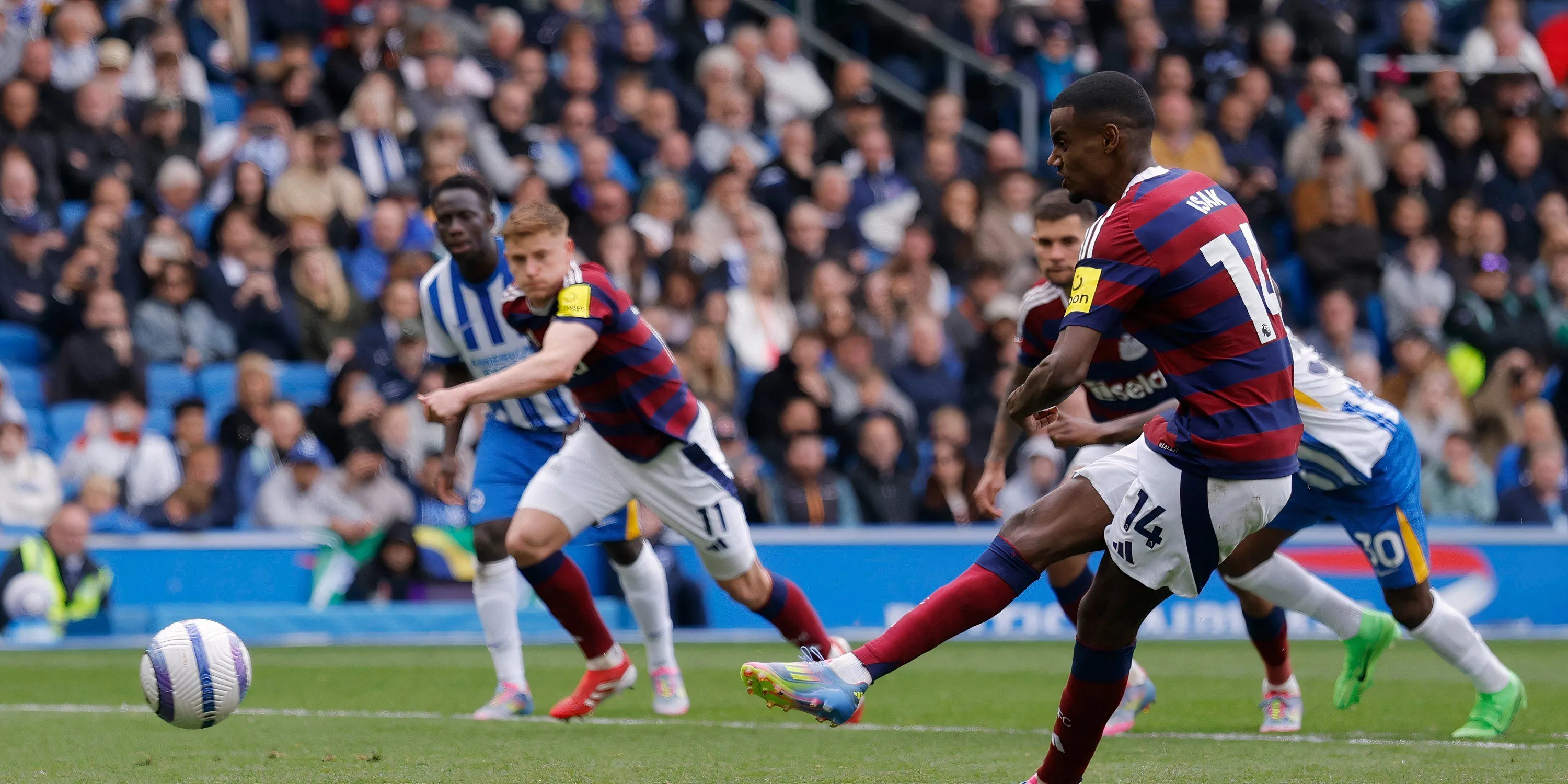 Alexander Isak, mục tiêu từng được đồn đoán của Manchester United, trong trận đấu tại Premier League.