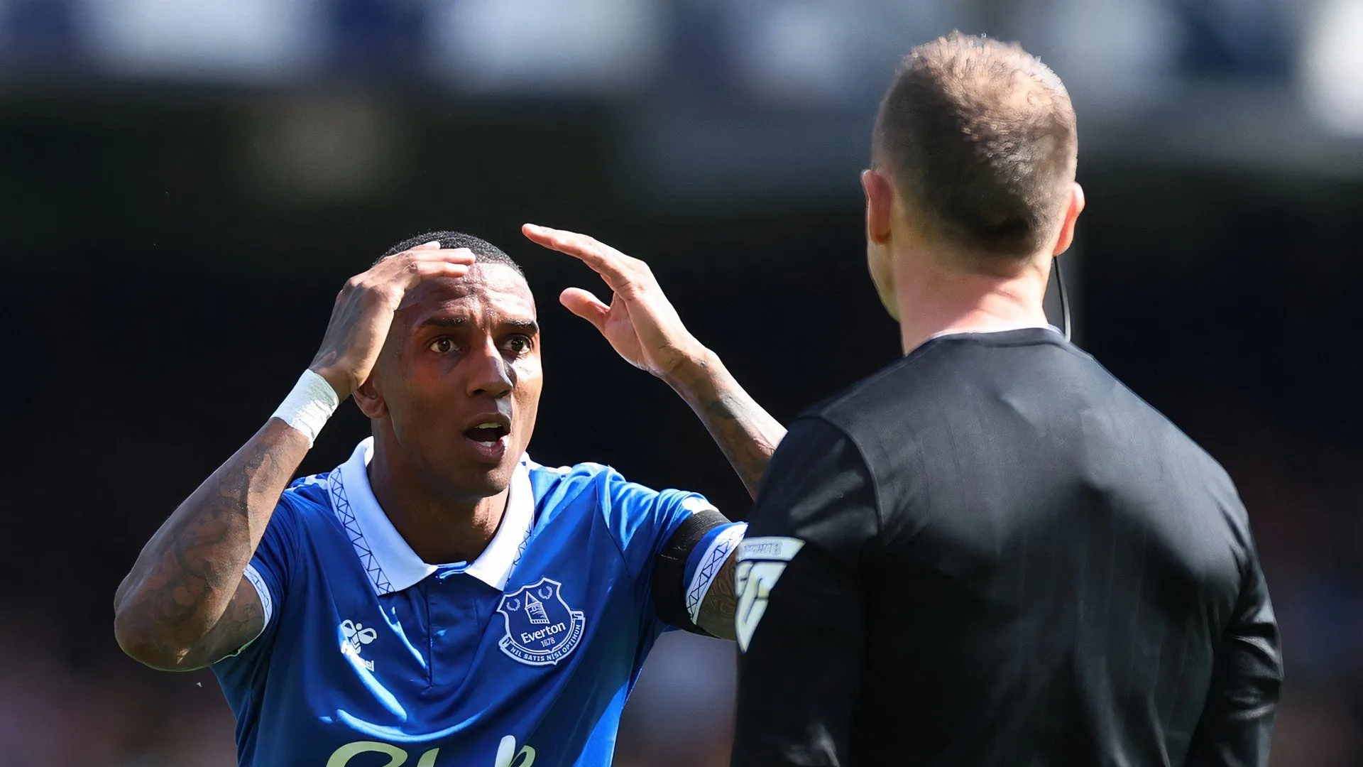 Ashley Young trong màu áo Everton trước khi gia nhập Ipswich Town
