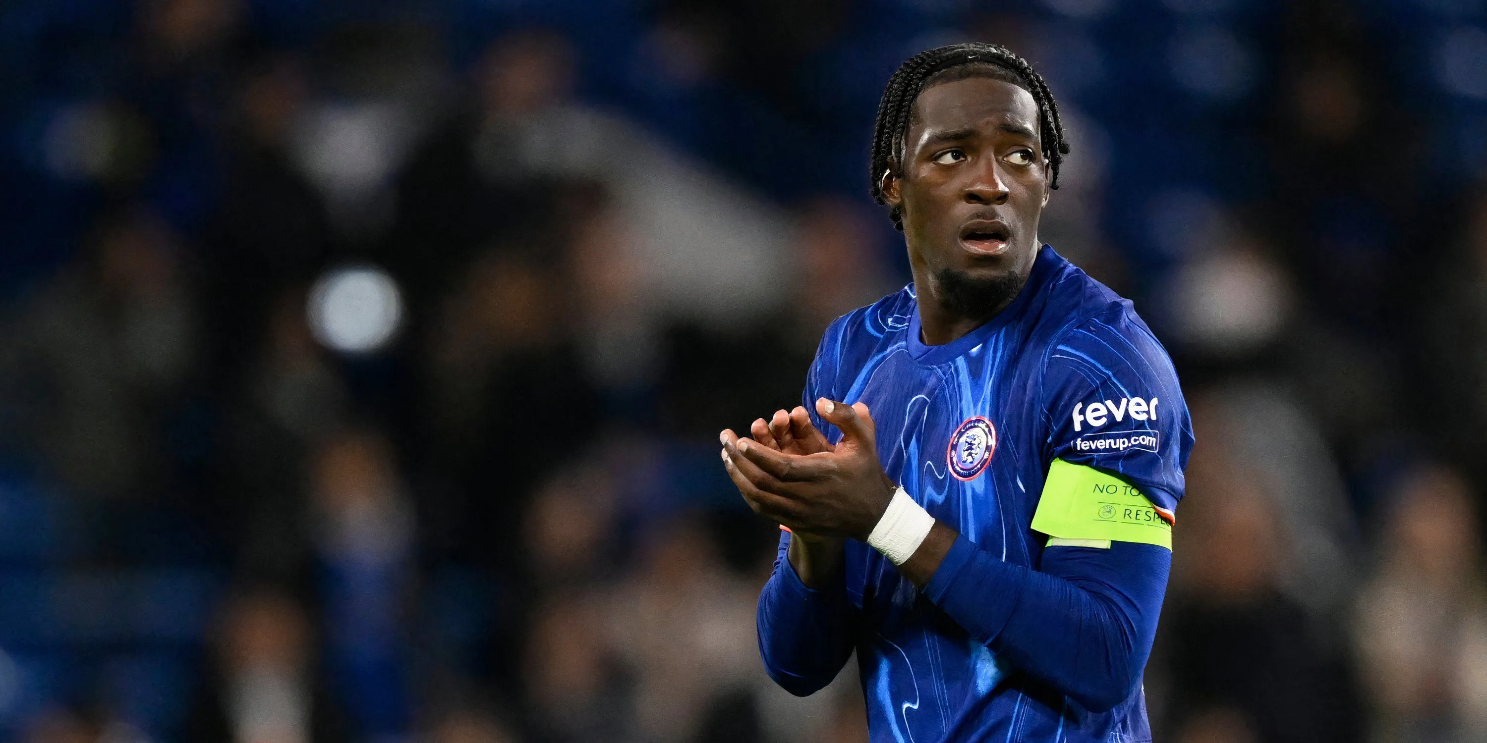 Axel Disasi (Chelsea) đối đầu Newcastle trong một trận đấu EFL Cup