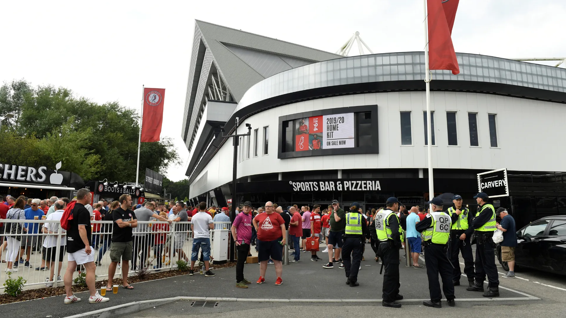 Bên ngoài sân Ashton Gate của Bristol City