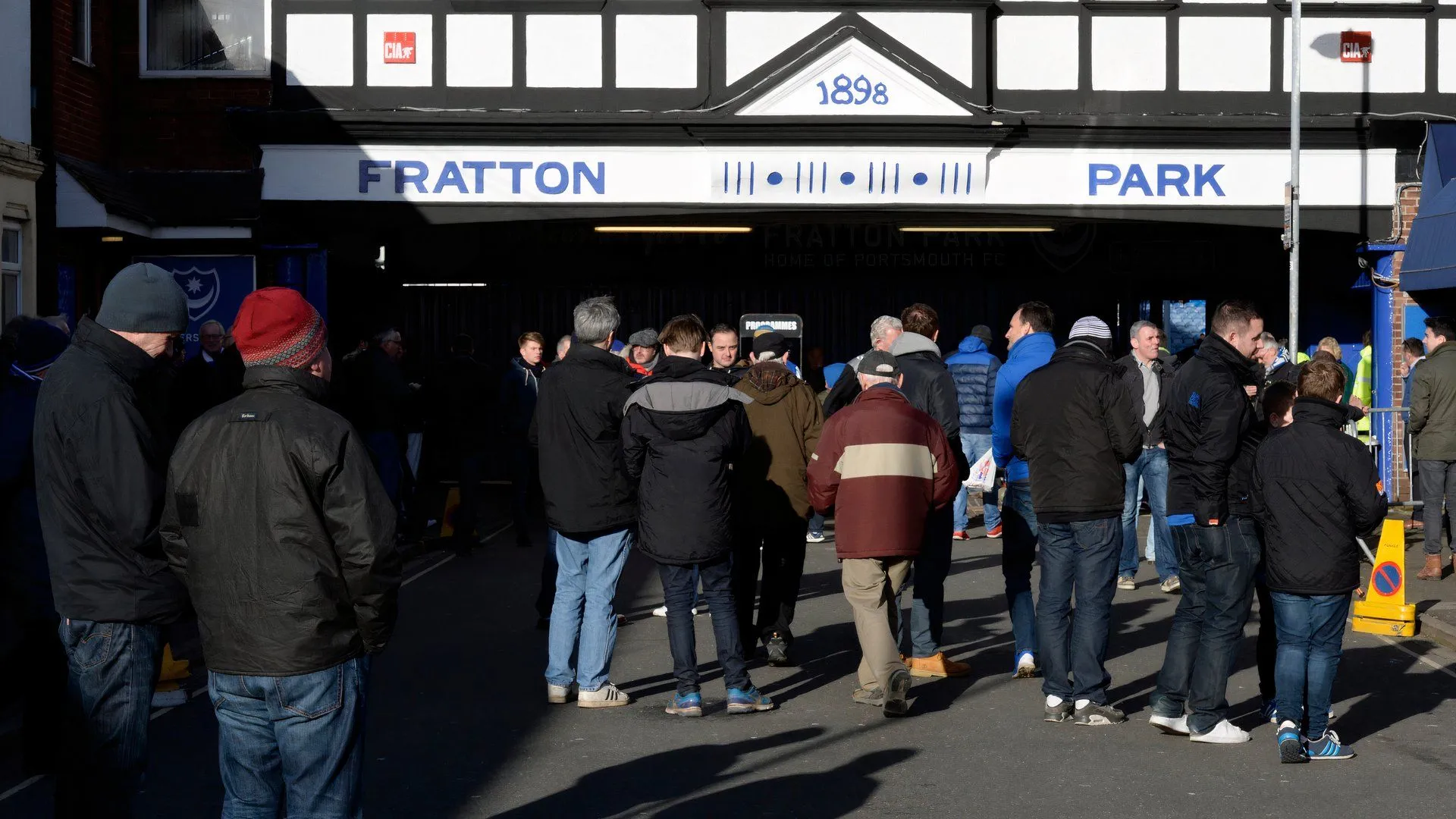 Bên ngoài sân Fratton Park của Portsmouth