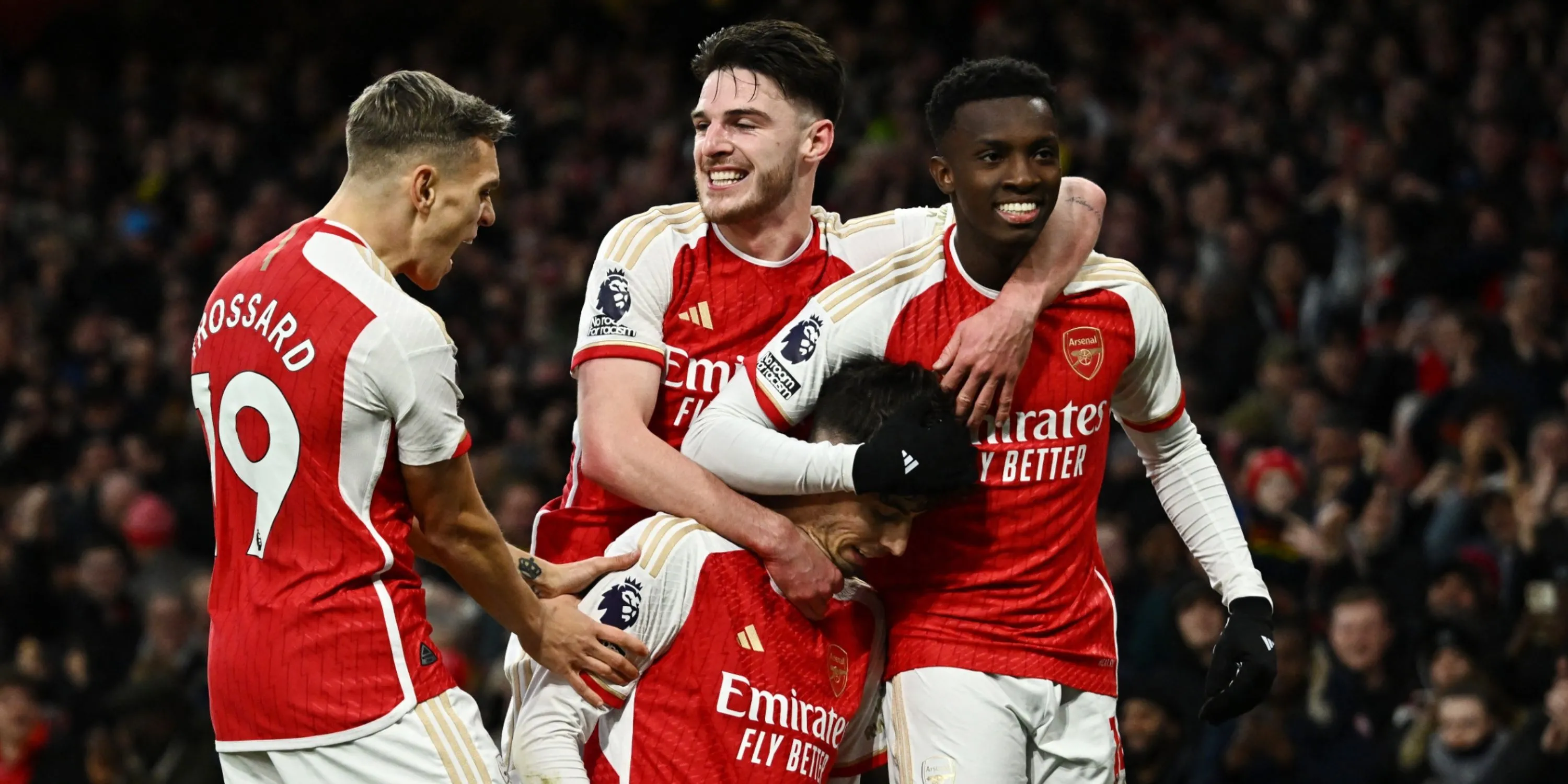 Các cầu thủ Arsenal ăn mừng chiến thắng tại Emirates Stadium.