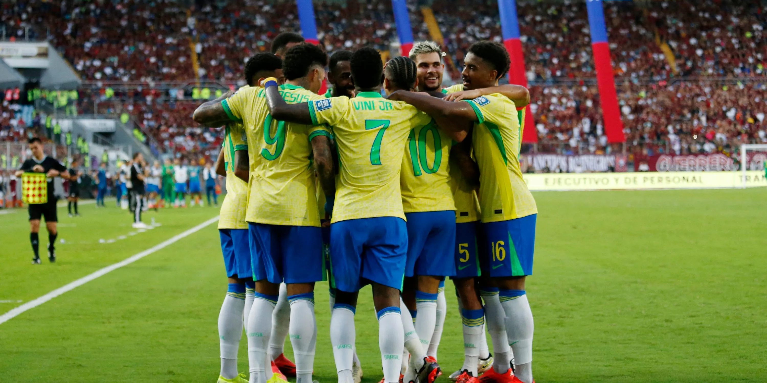 Các cầu thủ Brazil ăn mừng bàn thắng, liên quan đến mục tiêu Douglas Luiz của MU