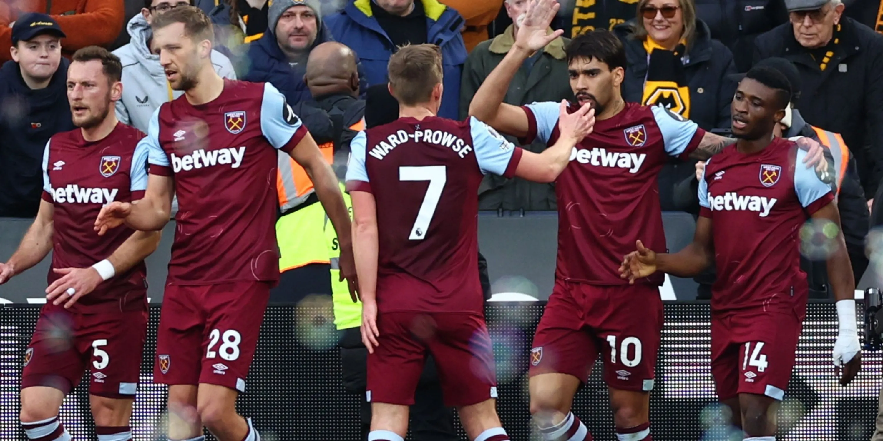 Các cầu thủ West Ham United ăn mừng chiến thắng trước Wolves tại sân vận động London.