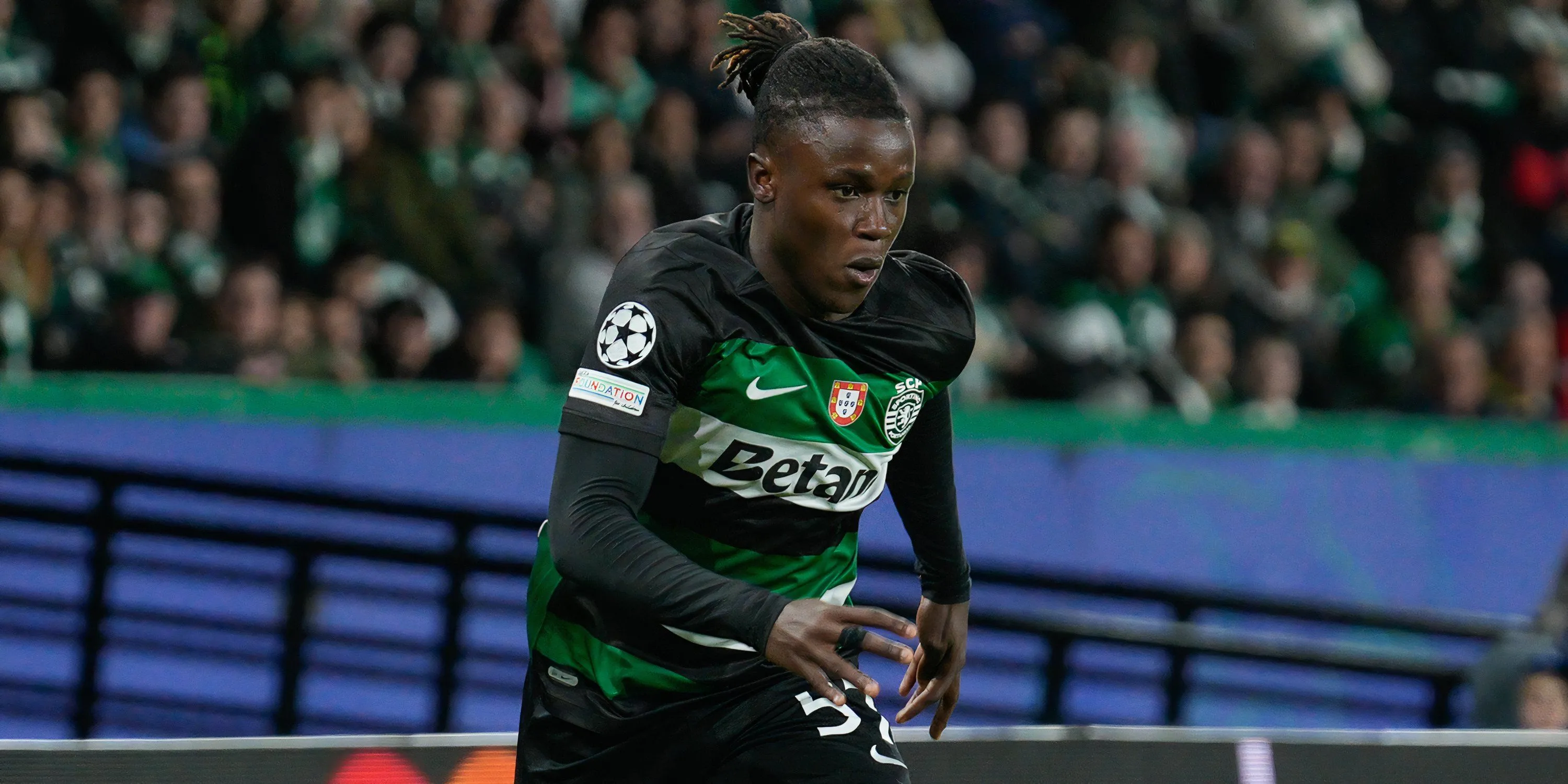 Cầu thủ chạy cánh Geovany Quenda của Sporting Lisbon trong một pha bóng