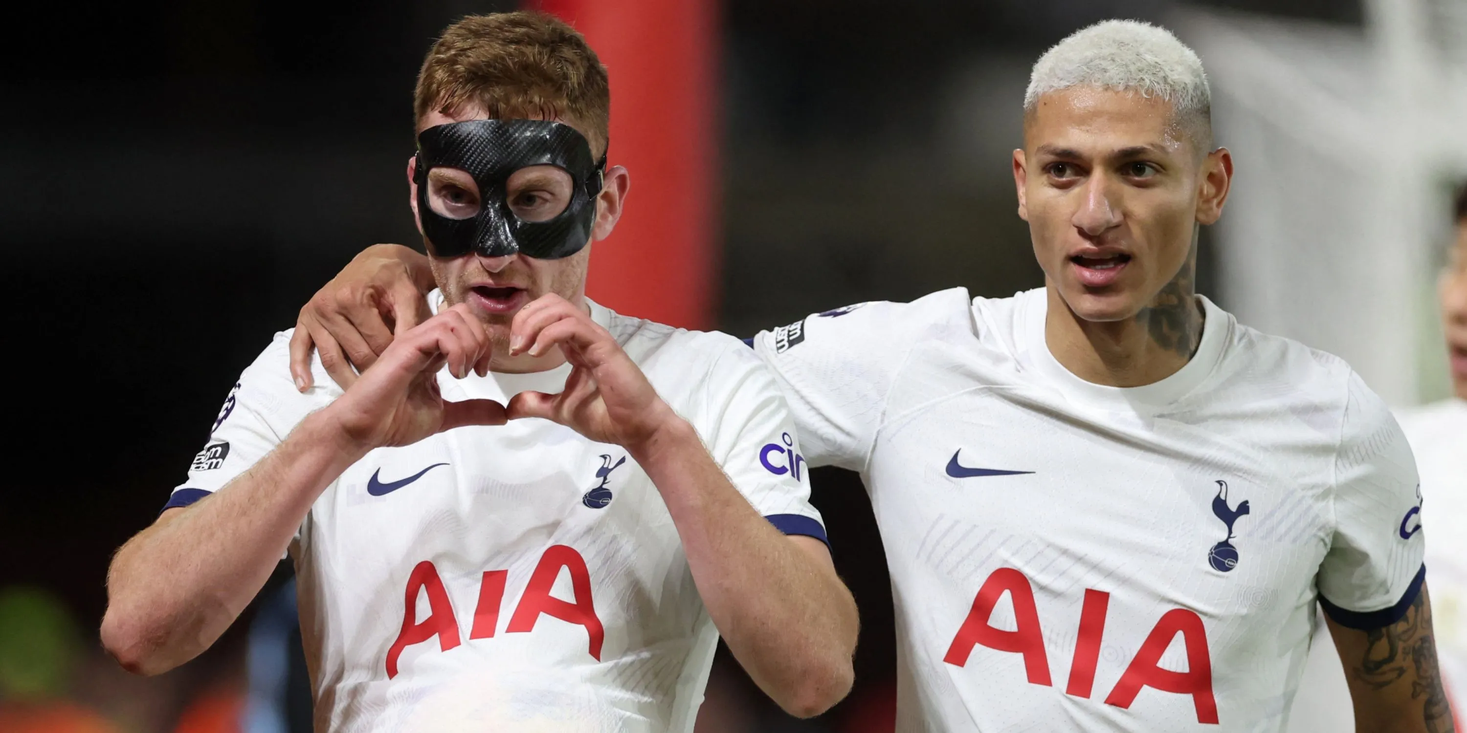 Cầu thủ Tottenham Hotspur ăn mừng bàn thắng tại sân vận động mới.