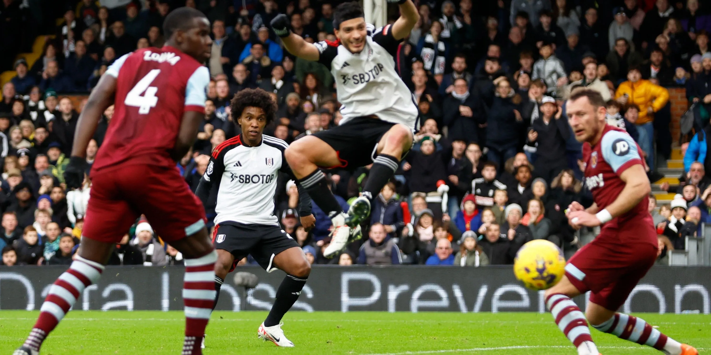 Cầu thủ Willian ghi bàn trong trận Fulham đại thắng West Ham 5-0 tại Ngoại hạng Anh.