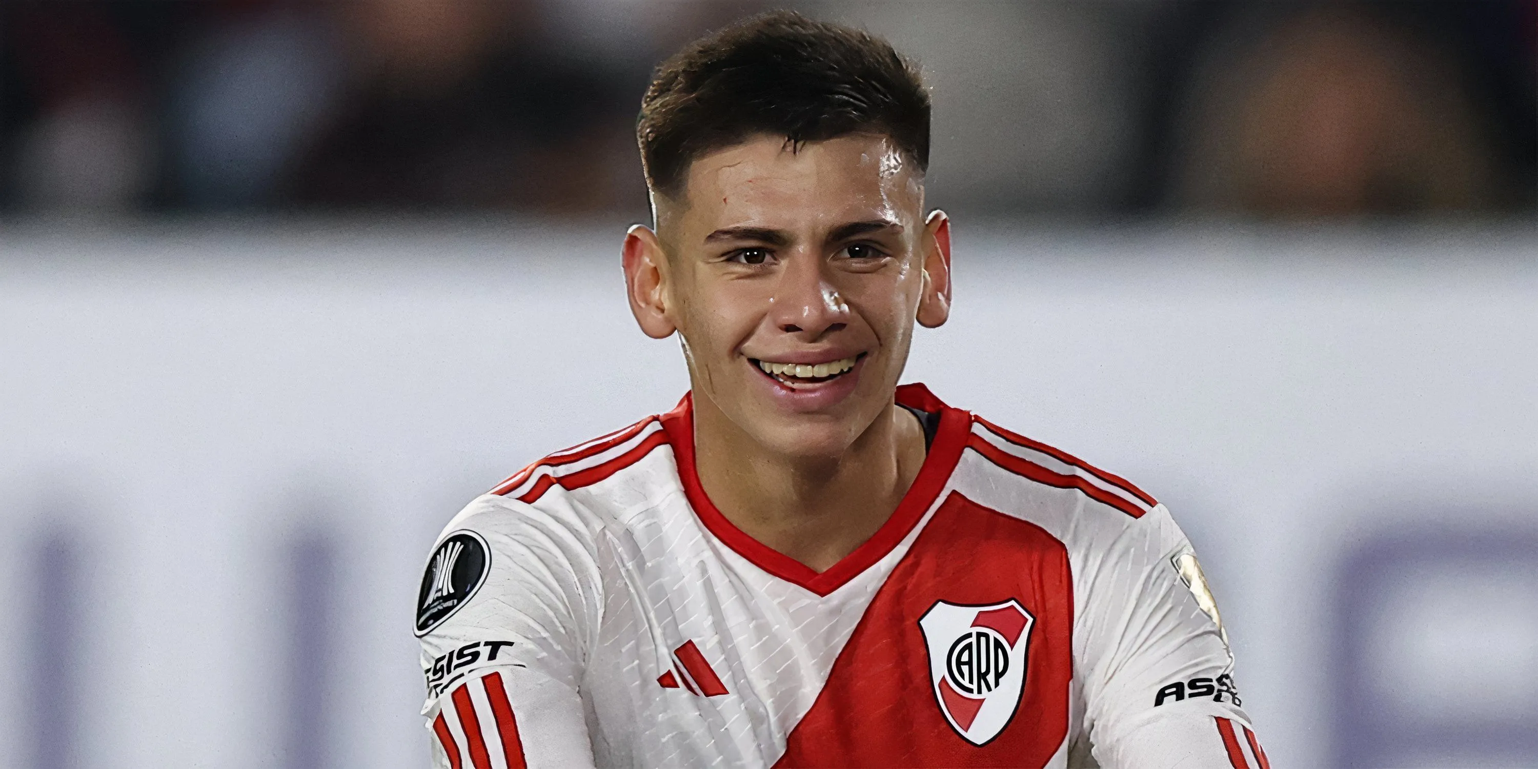 Claudio Echeverri thi đấu trong màu áo River Plate trước khi chuyển đến Manchester City