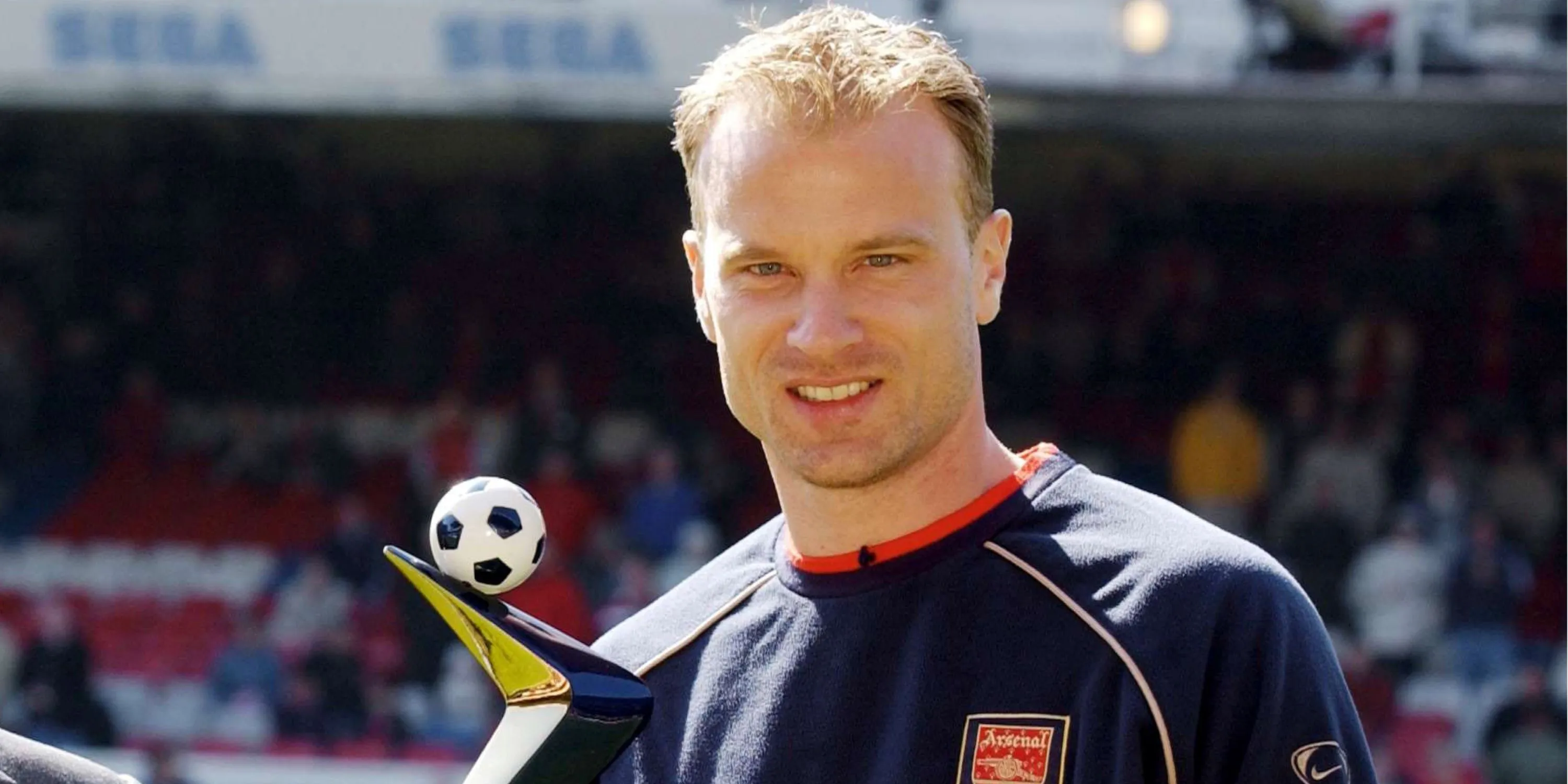 Dennis Bergkamp, huyền thoại tấn công của Arsenal, với kỹ năng kiểm soát bóng đỉnh cao