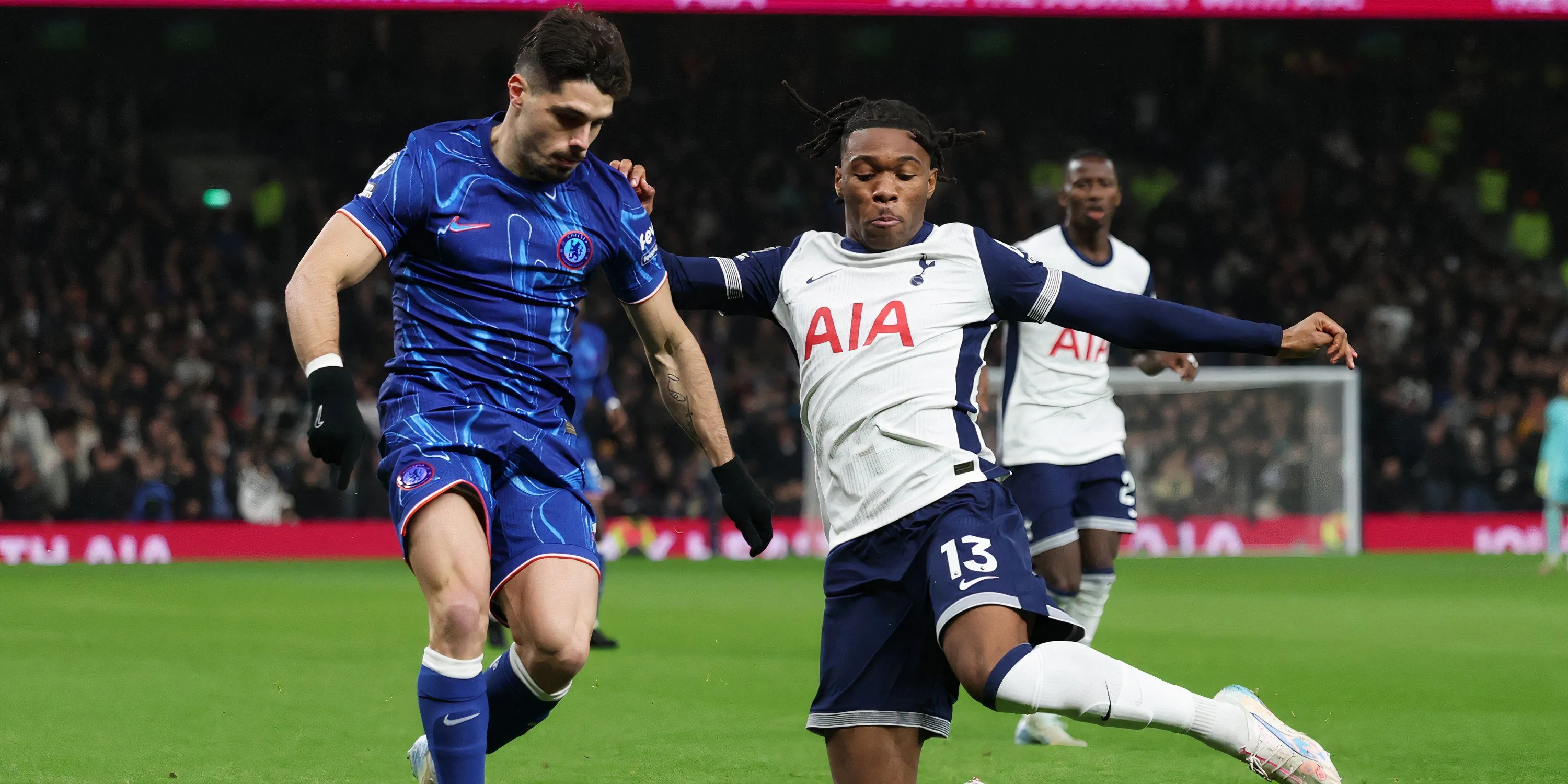 Destiny Udogie thi đấu cho Tottenham tại Premier League