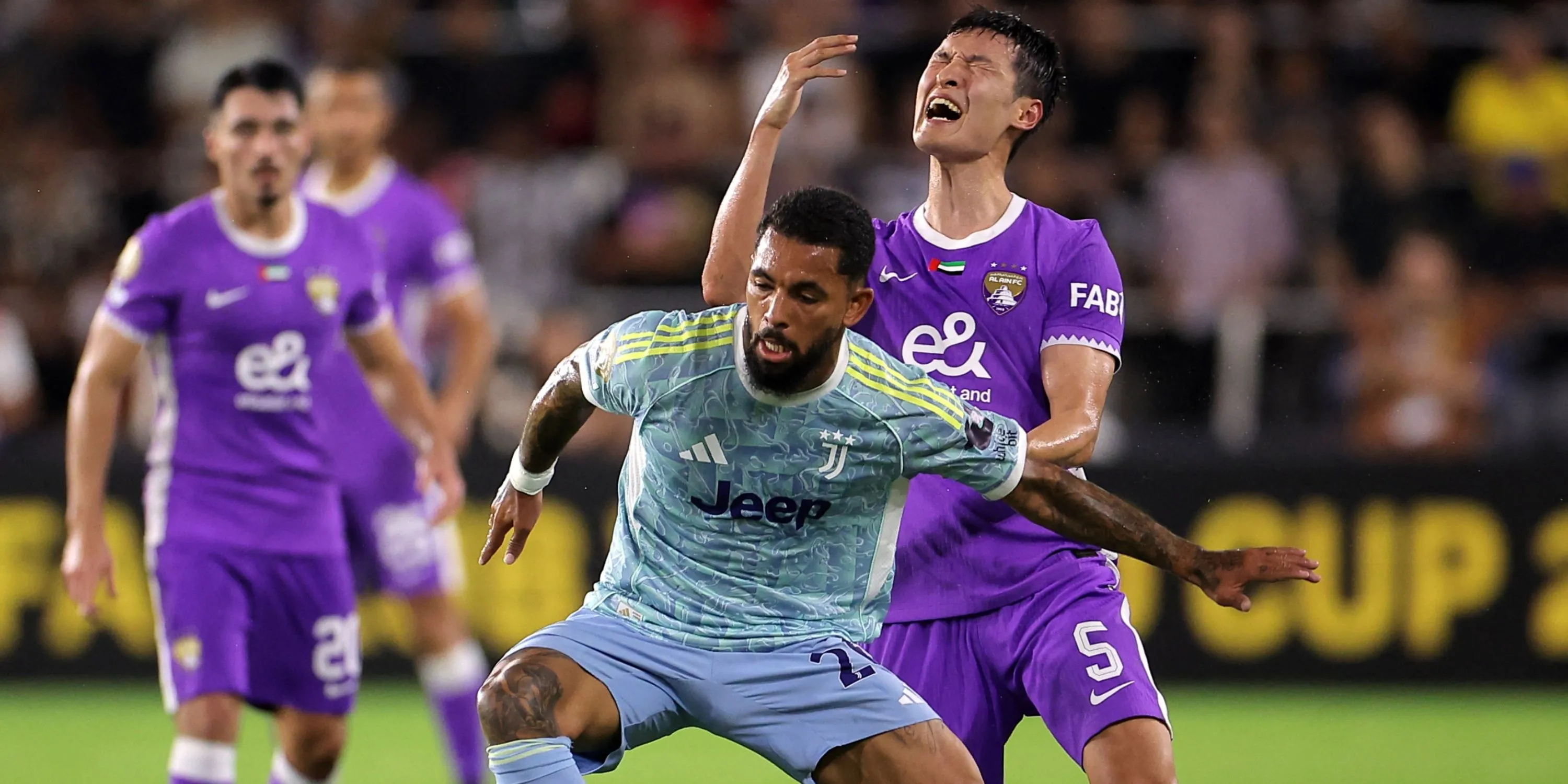 Douglas Luiz thi đấu cho Juventus, trước thông tin anh có thể trở lại Premier League.