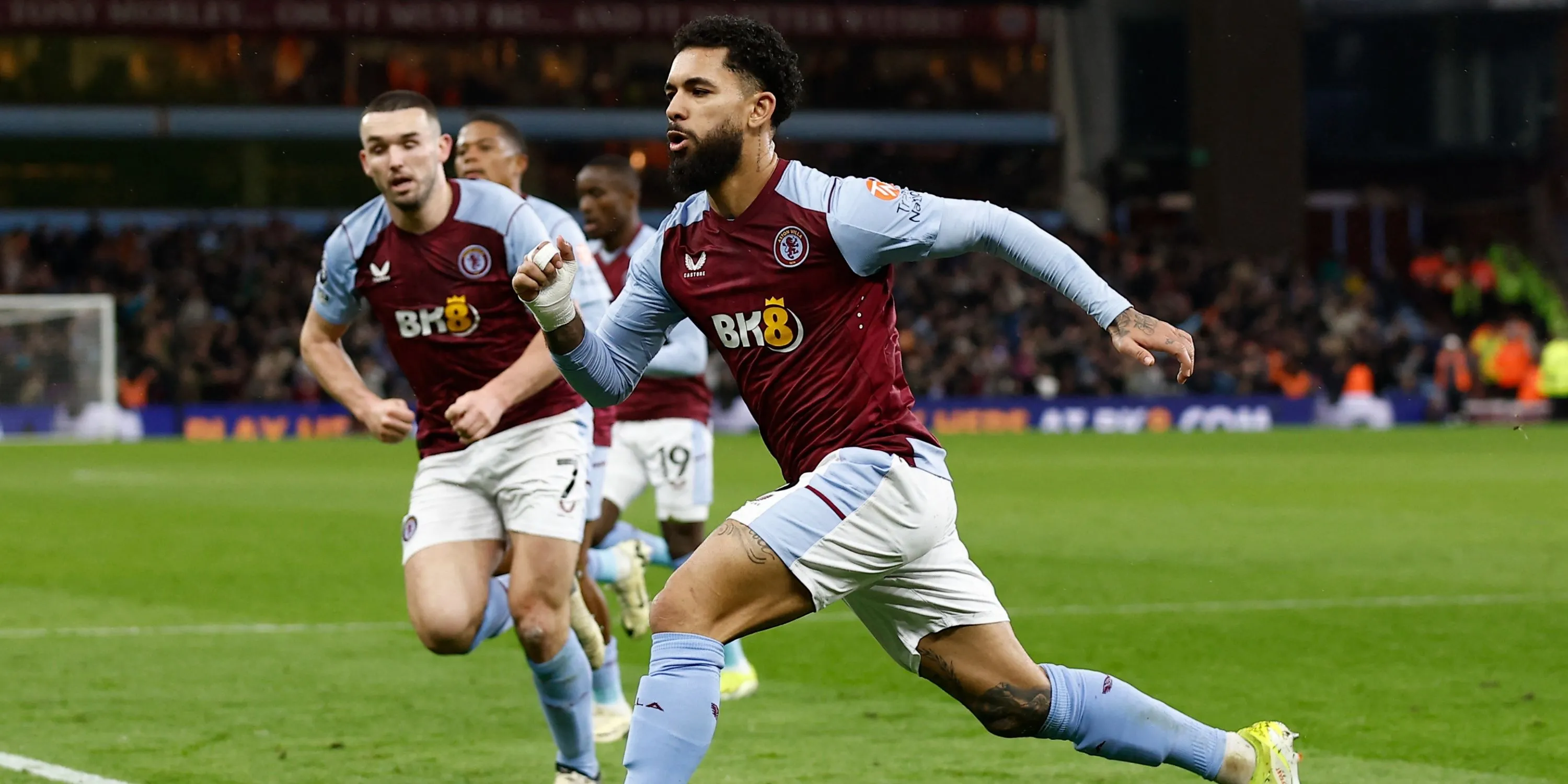 Douglas Luiz, tiền vệ mục tiêu của Everton, trong một trận đấu.