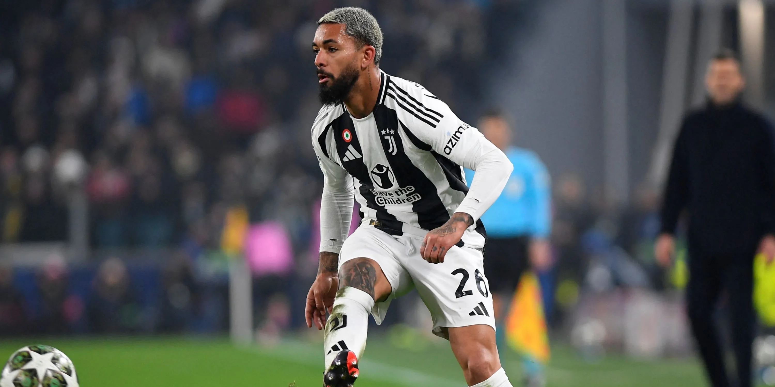 Douglas Luiz trong màu áo Juventus tại đấu trường Champions League.