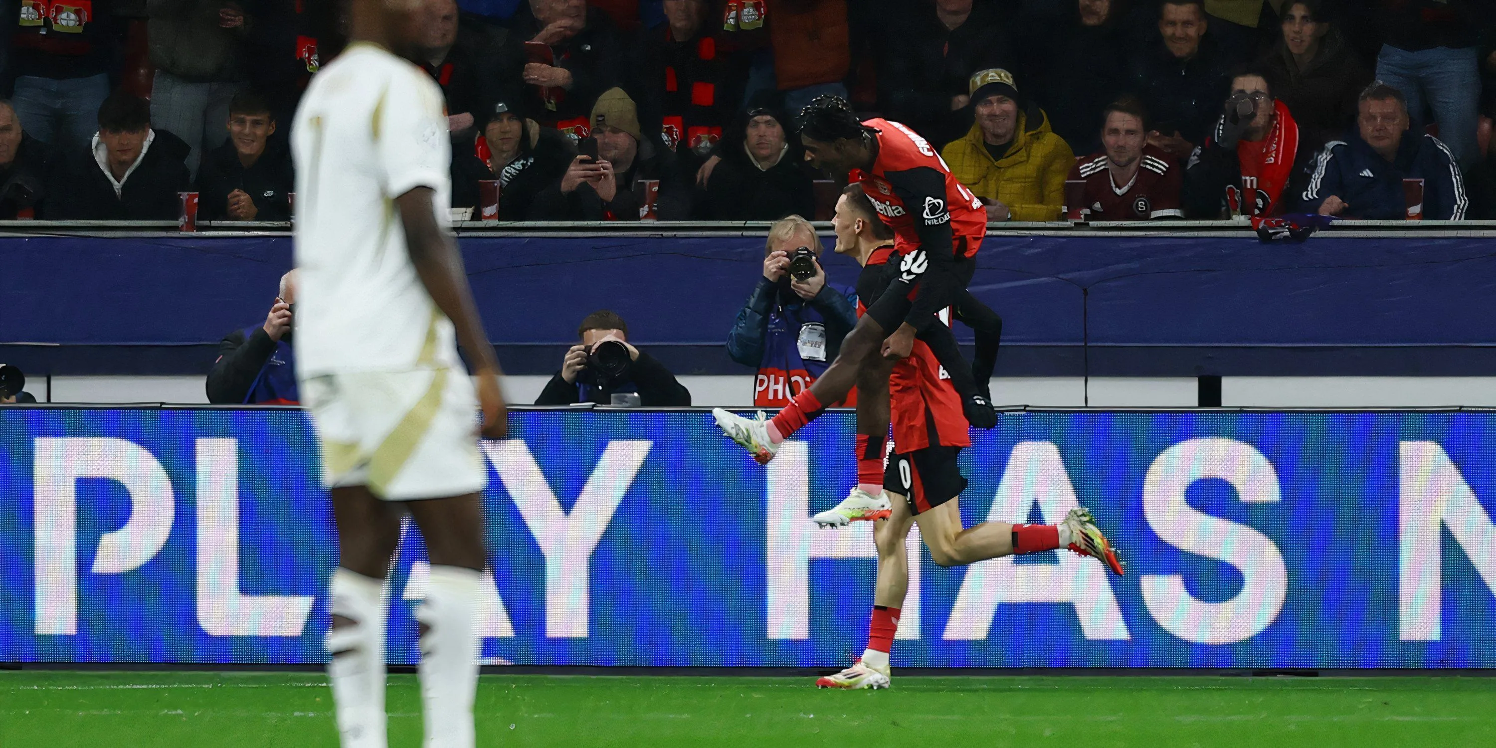 Florian Wirtz ăn mừng cùng Jeremie Frimpong, hai tân binh của Liverpool