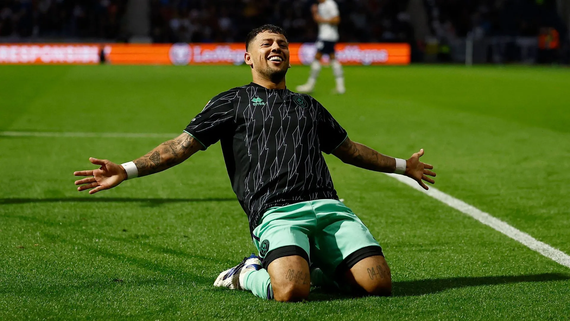 Gus Hamer ăn mừng bàn thắng cho Sheffield United trong một trận đấu quan trọng tại Championship.