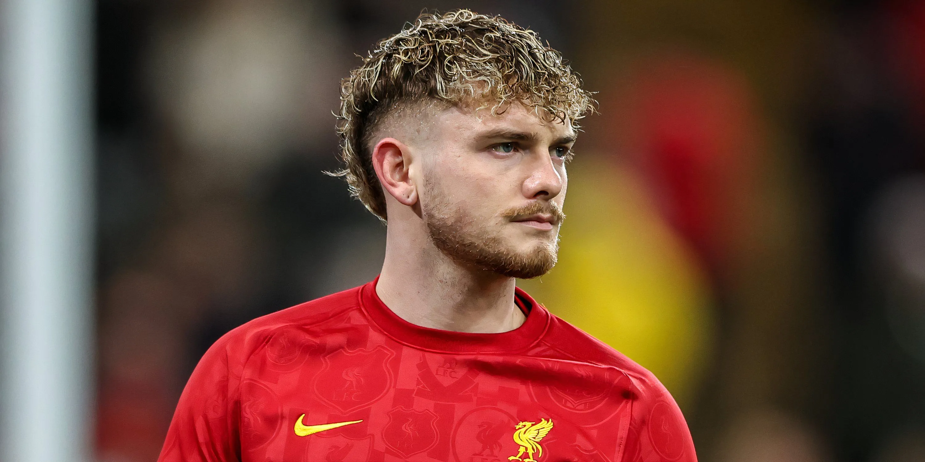 Harvey Elliott khởi động trước trận đấu của Liverpool tại Premier League
