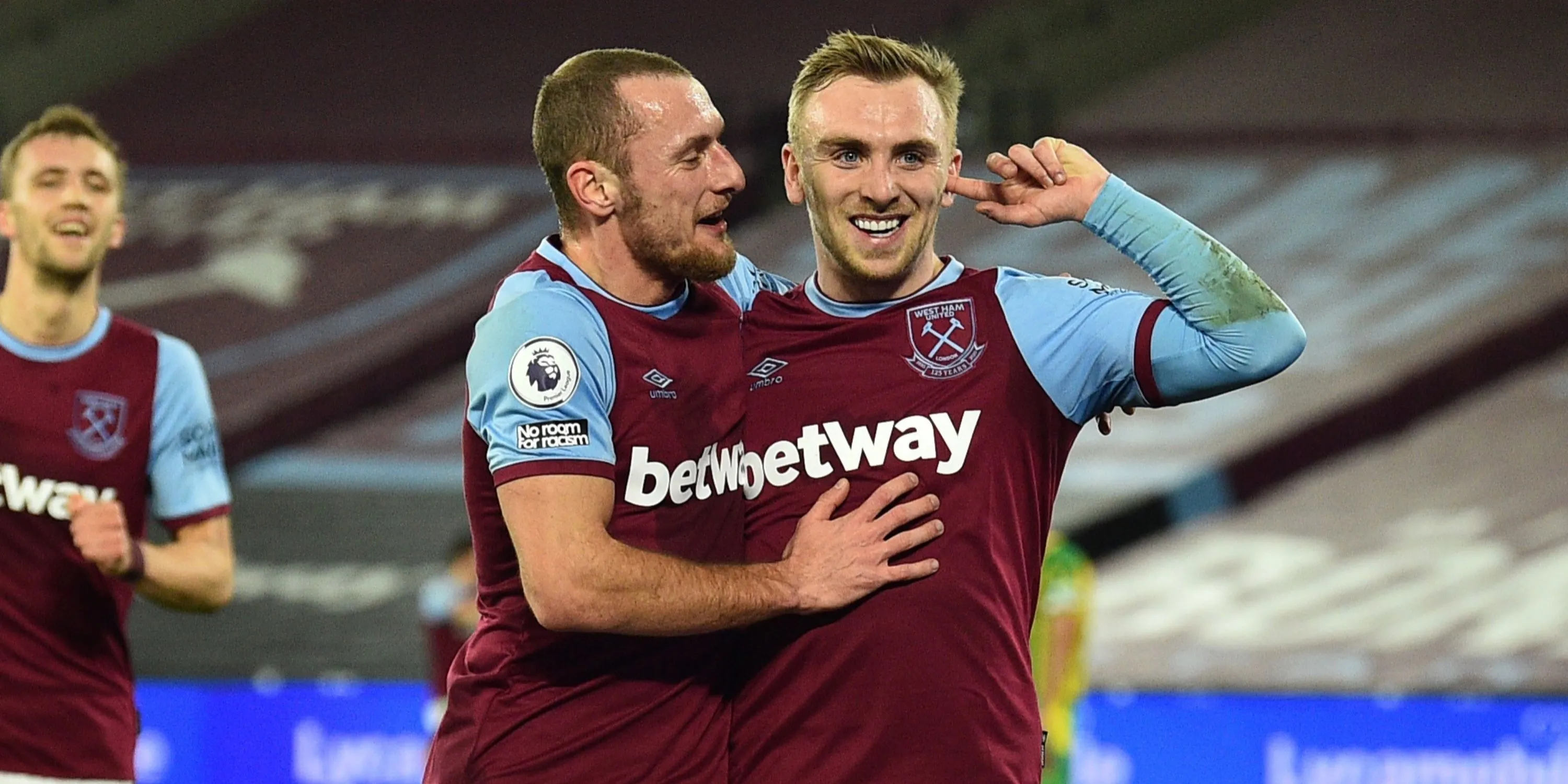 Hình ảnh tổng hợp về câu lạc bộ West Ham United với biểu tượng búa tạ.