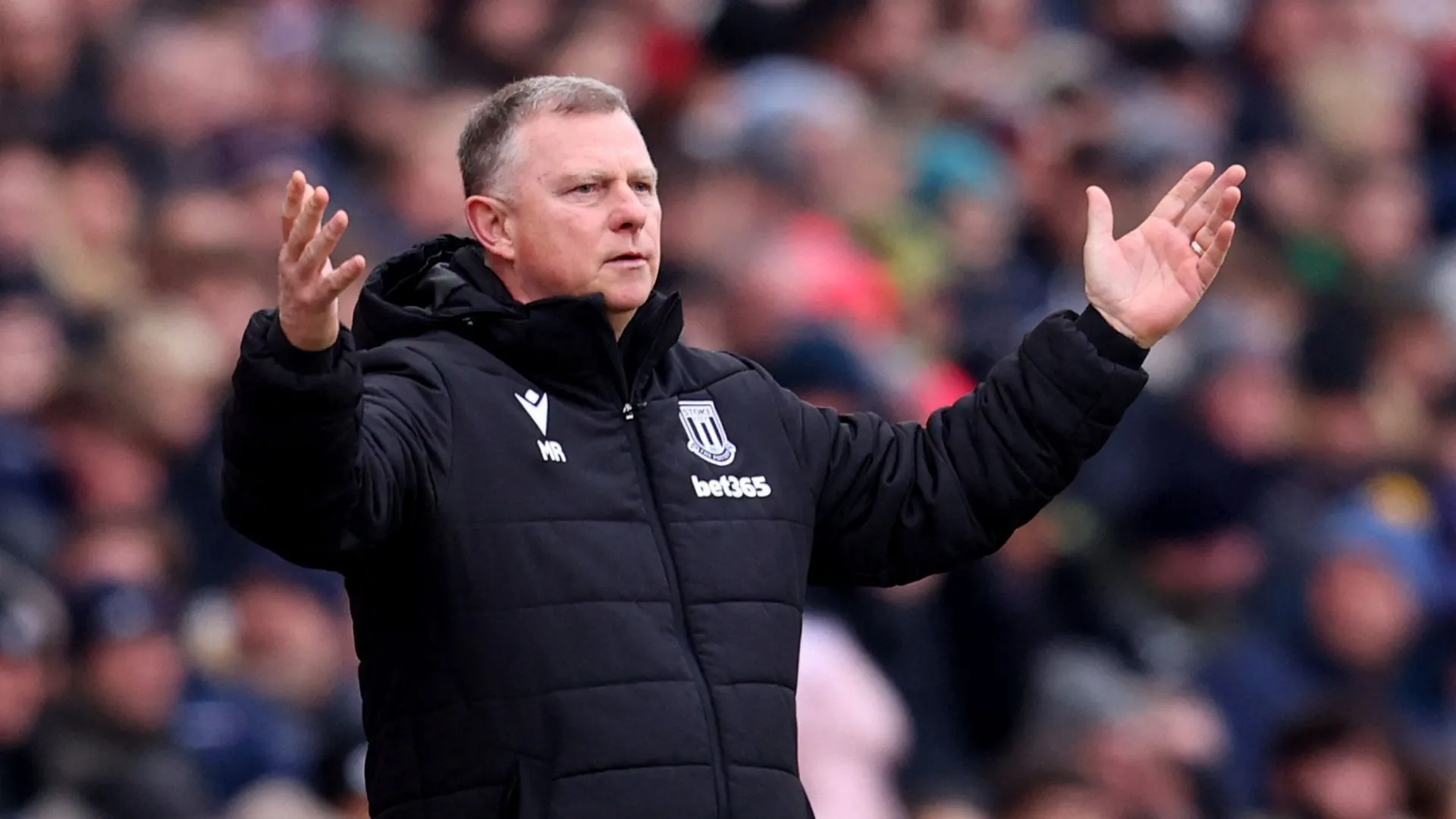HLV Mark Robins, người đang chịu áp lực lớn tại Stoke City