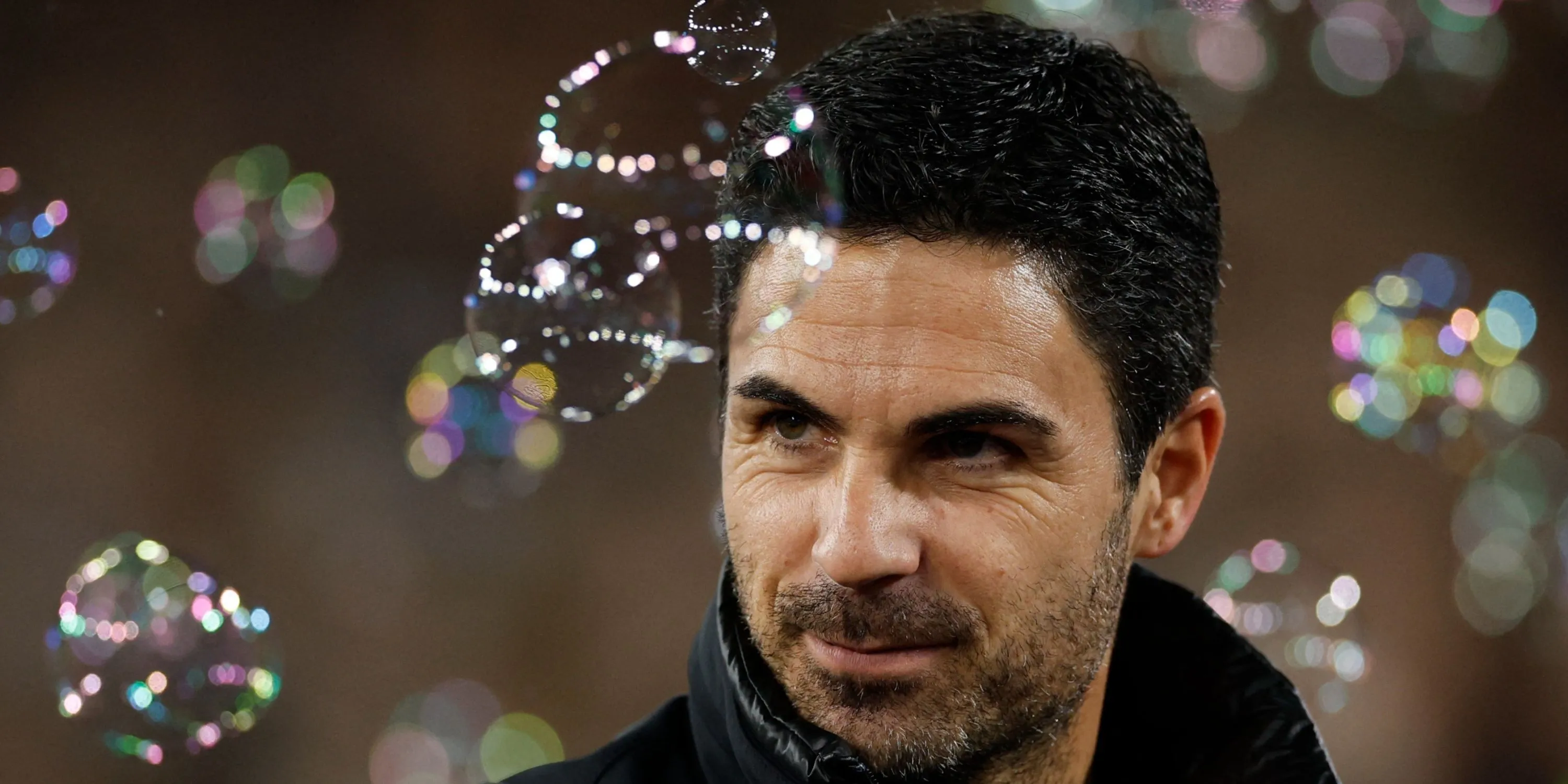 HLV Mikel Arteta chỉ đạo các cầu thủ Arsenal trên sân cỏ Premier League