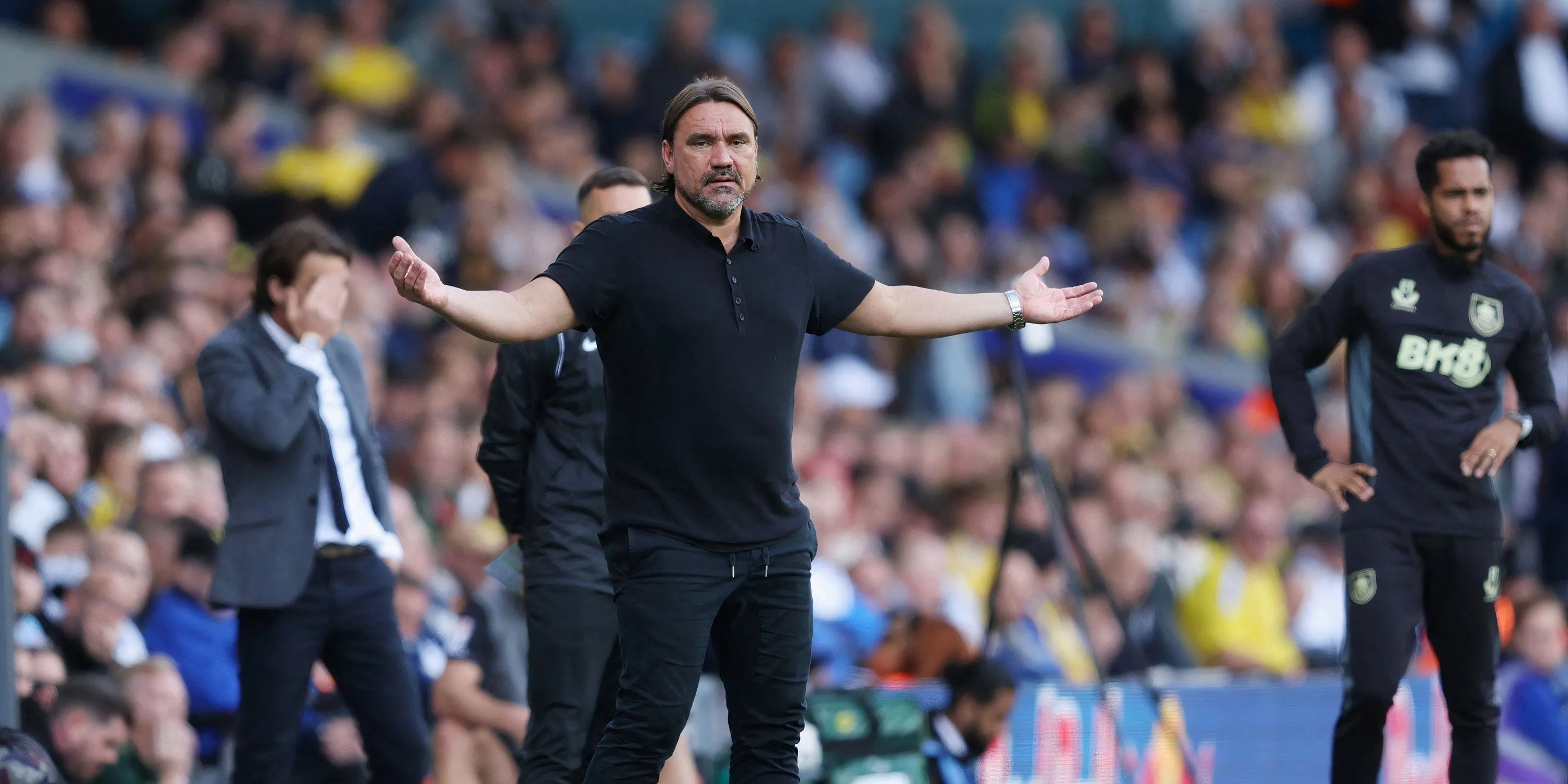 Huấn luyện viên Daniel Farke của Leeds United trên sân cùng đồng nghiệp Scott Parker