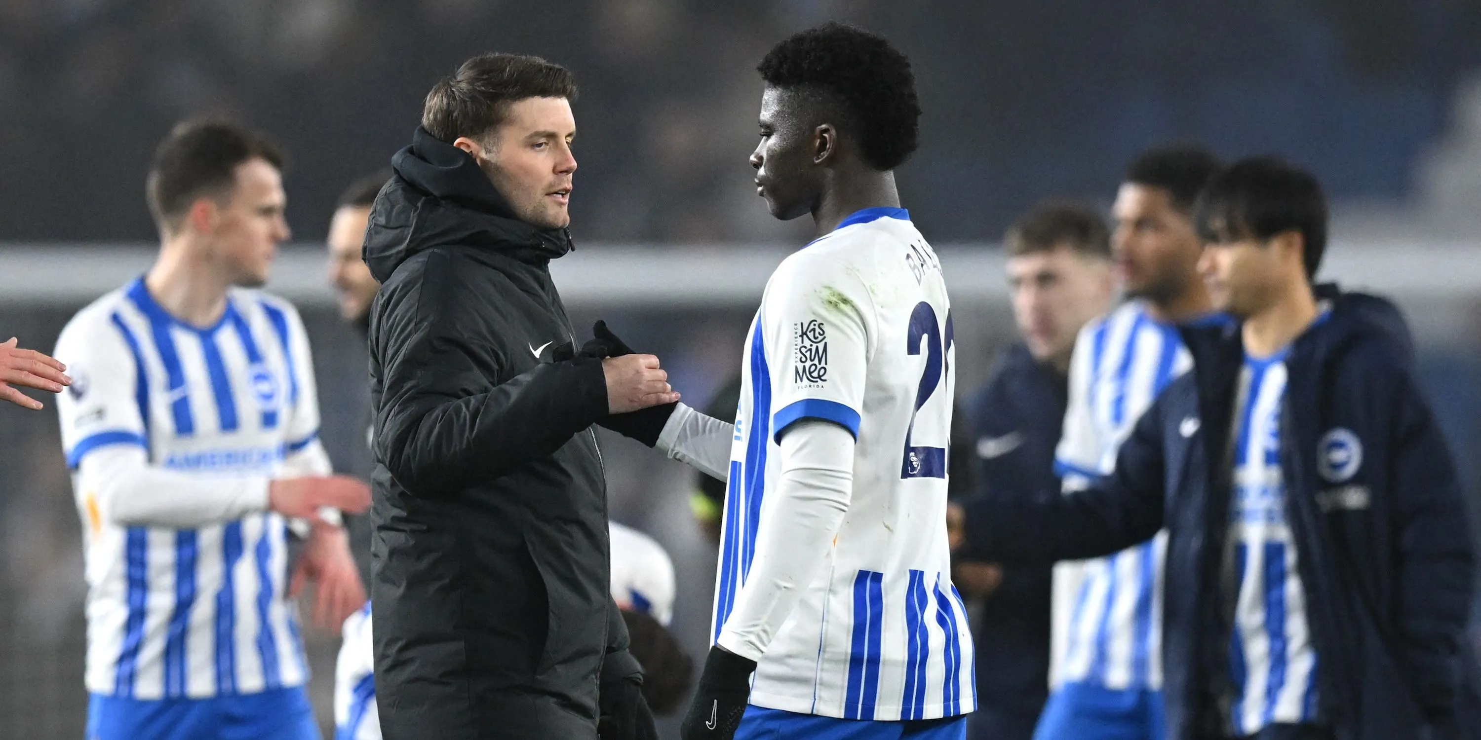 Huấn luyện viên Fabian Hurzeler của Brighton bắt tay Carlos Baleba, tiền vệ đang được Manchester United quan tâm, trên sân cỏ.