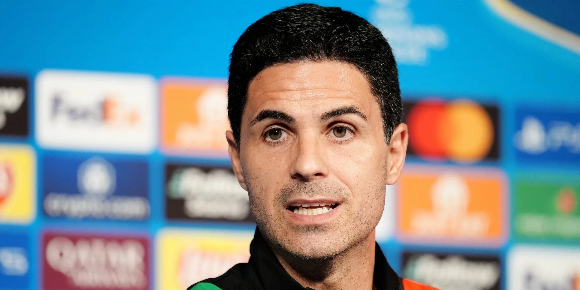 Huấn luyện viên Mikel Arteta của Arsenal tại sân Emirates, đang chỉ đạo trong một trận đấu Premier League