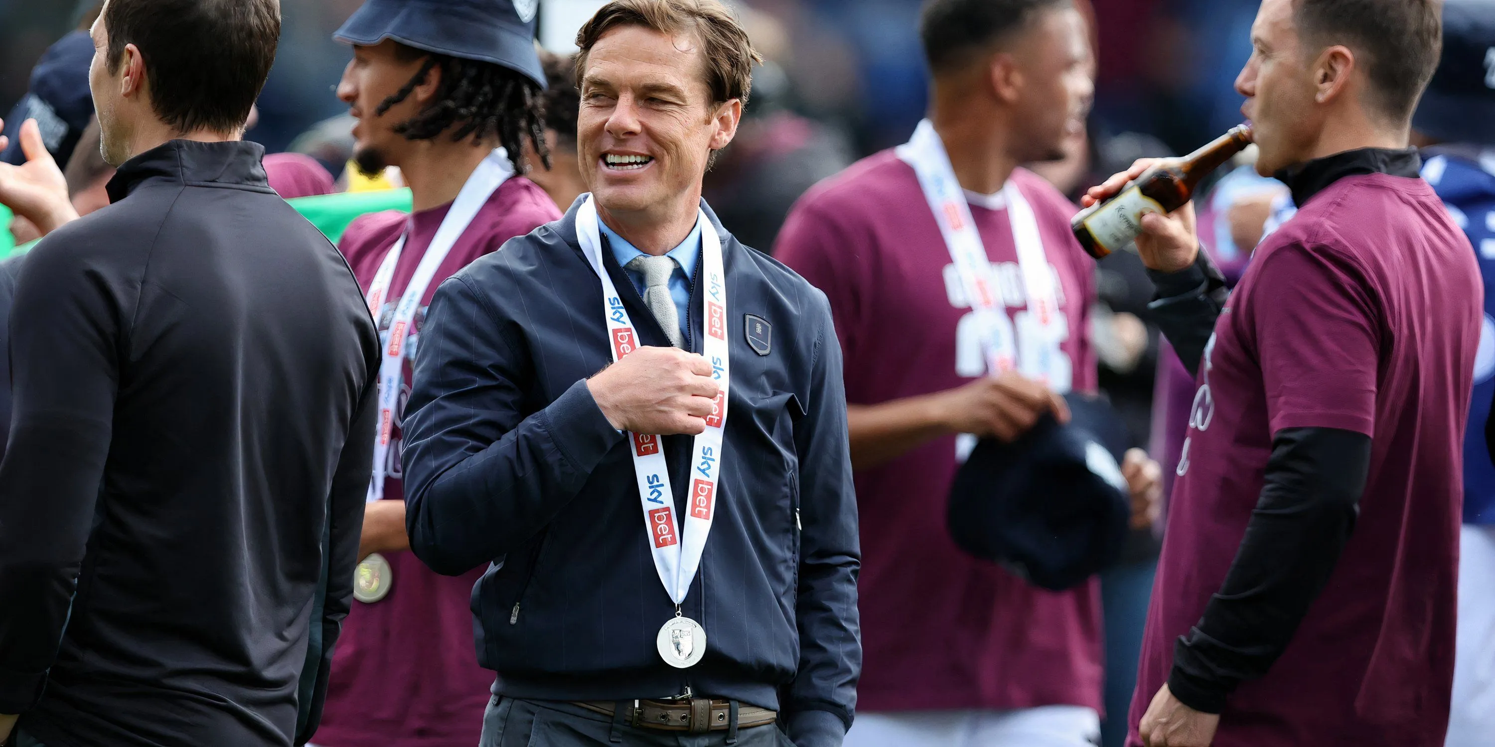 Huấn luyện viên Scott Parker của Burnley đang xem xét các lựa chọn chuyển nhượng cho hàng tiền vệ