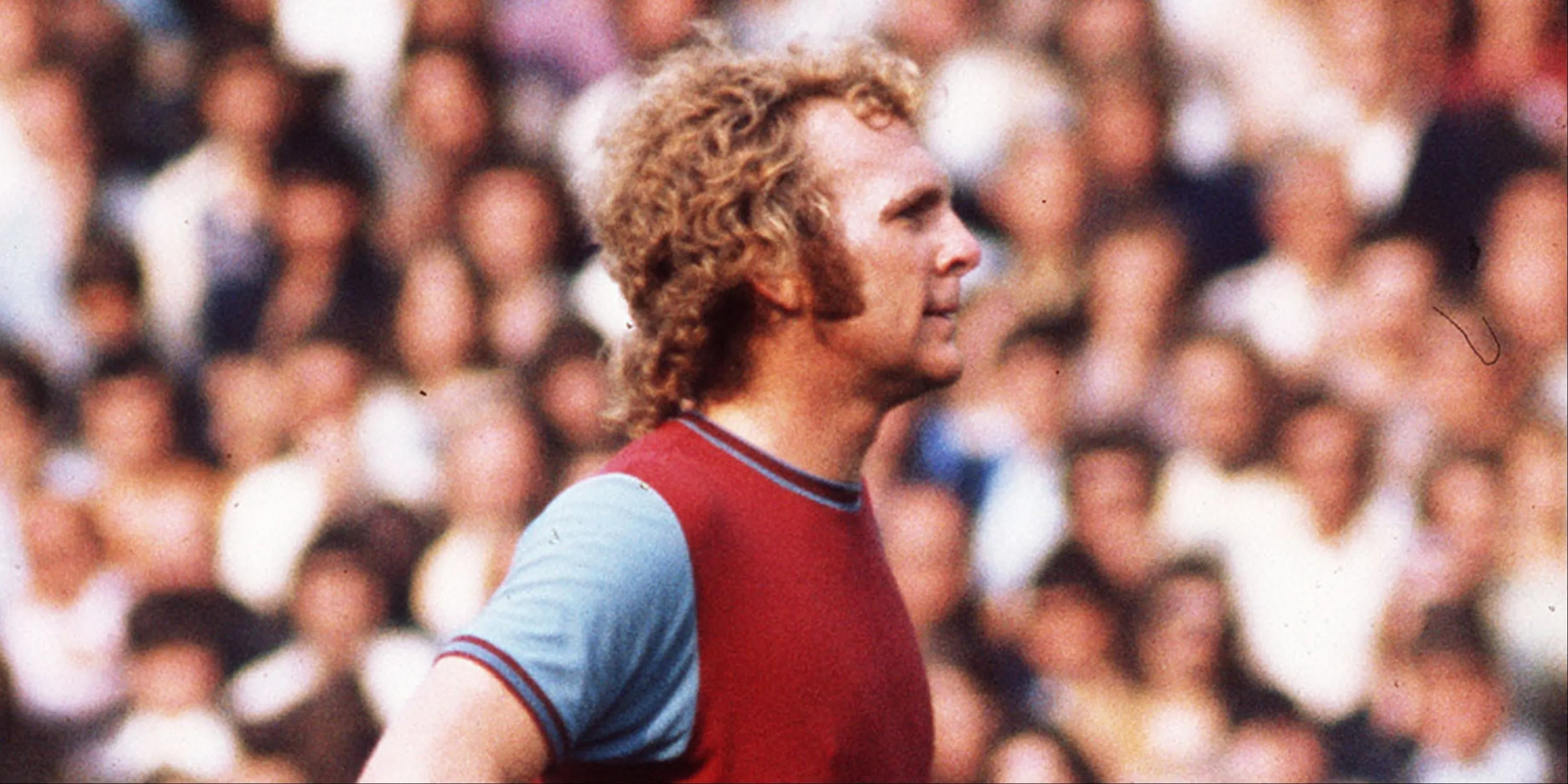 Huyền thoại Bobby Moore thi đấu cho West Ham United