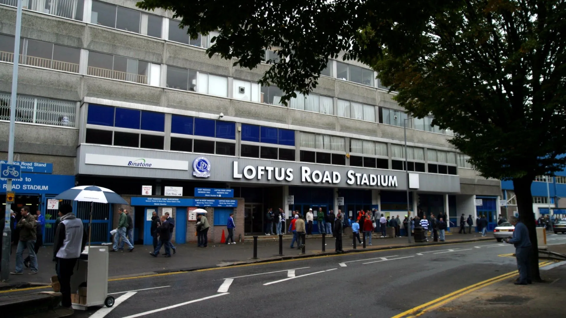 Khung cảnh sân Loftus Road của QPR