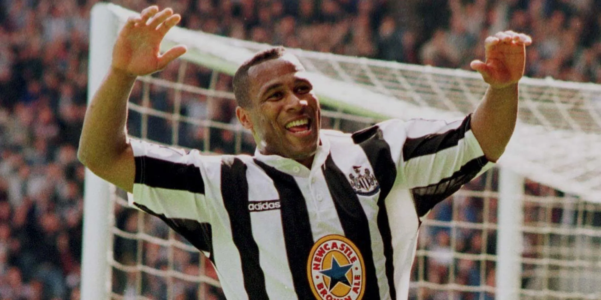 Les Ferdinand ăn mừng bàn thắng, tiền đạo hàng đầu của Newcastle và Tottenham