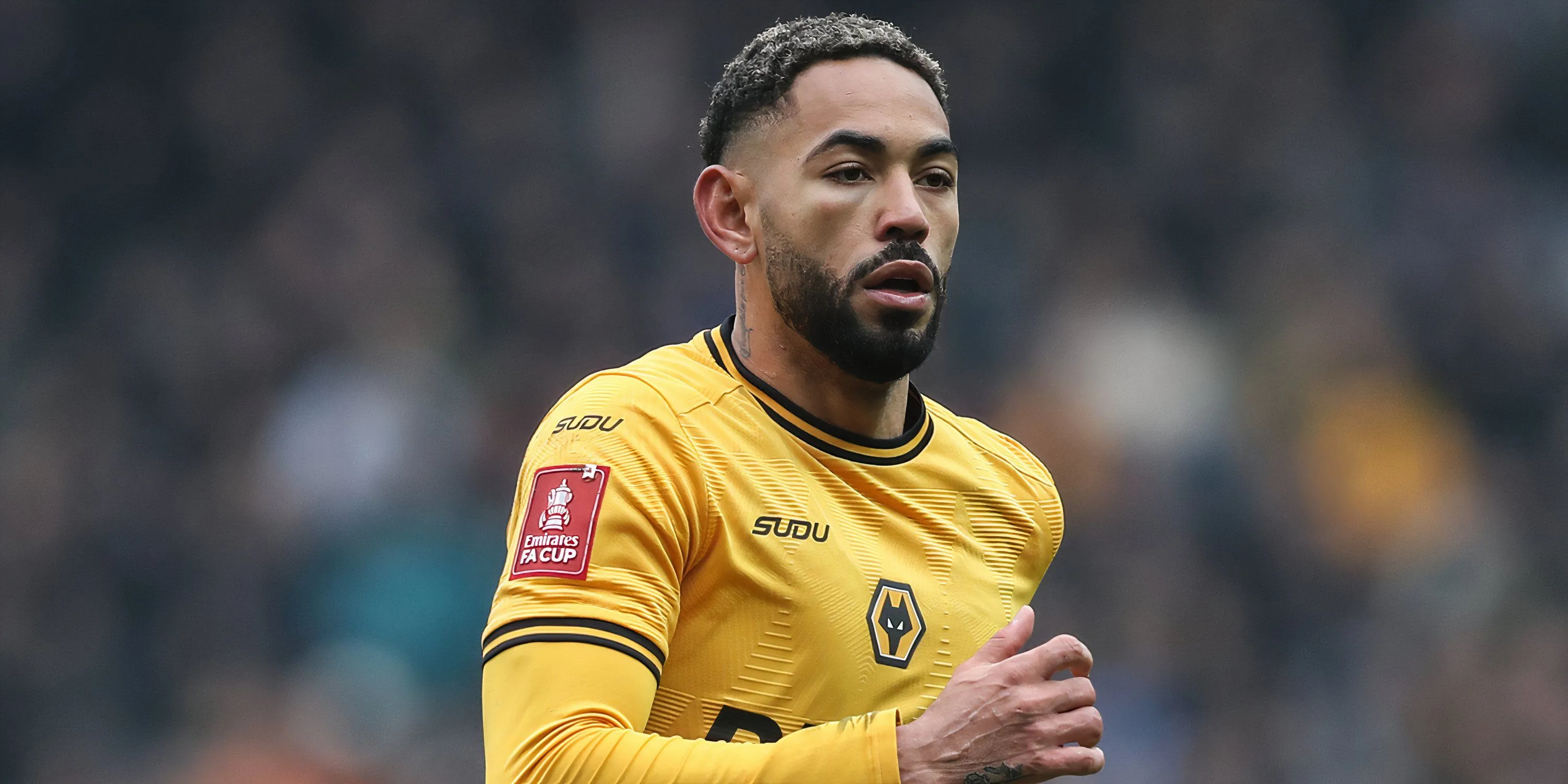 Matheus Cunha trong một pha tranh bóng cho Wolverhampton Wanderers