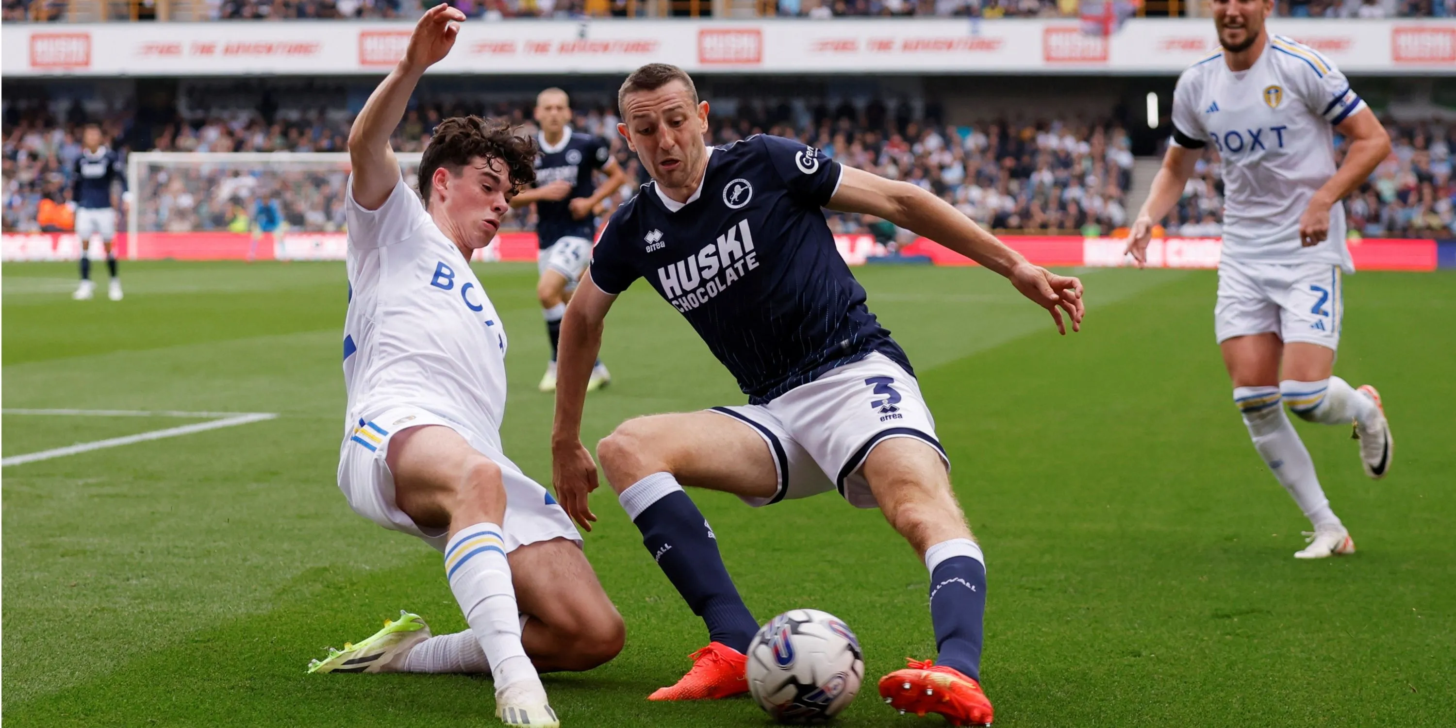 Murray Wallace của Millwall tranh bóng với Archie Gray của Leeds United trong trận đấu căng thẳng.