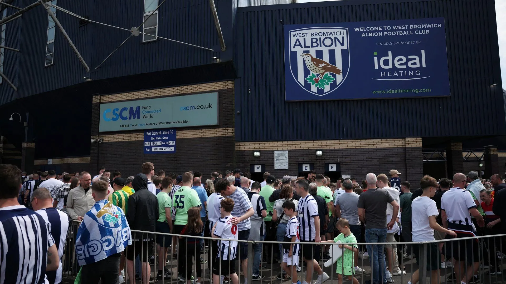 Người hâm mộ West Bromwich Albion bên ngoài sân The Hawthorns
