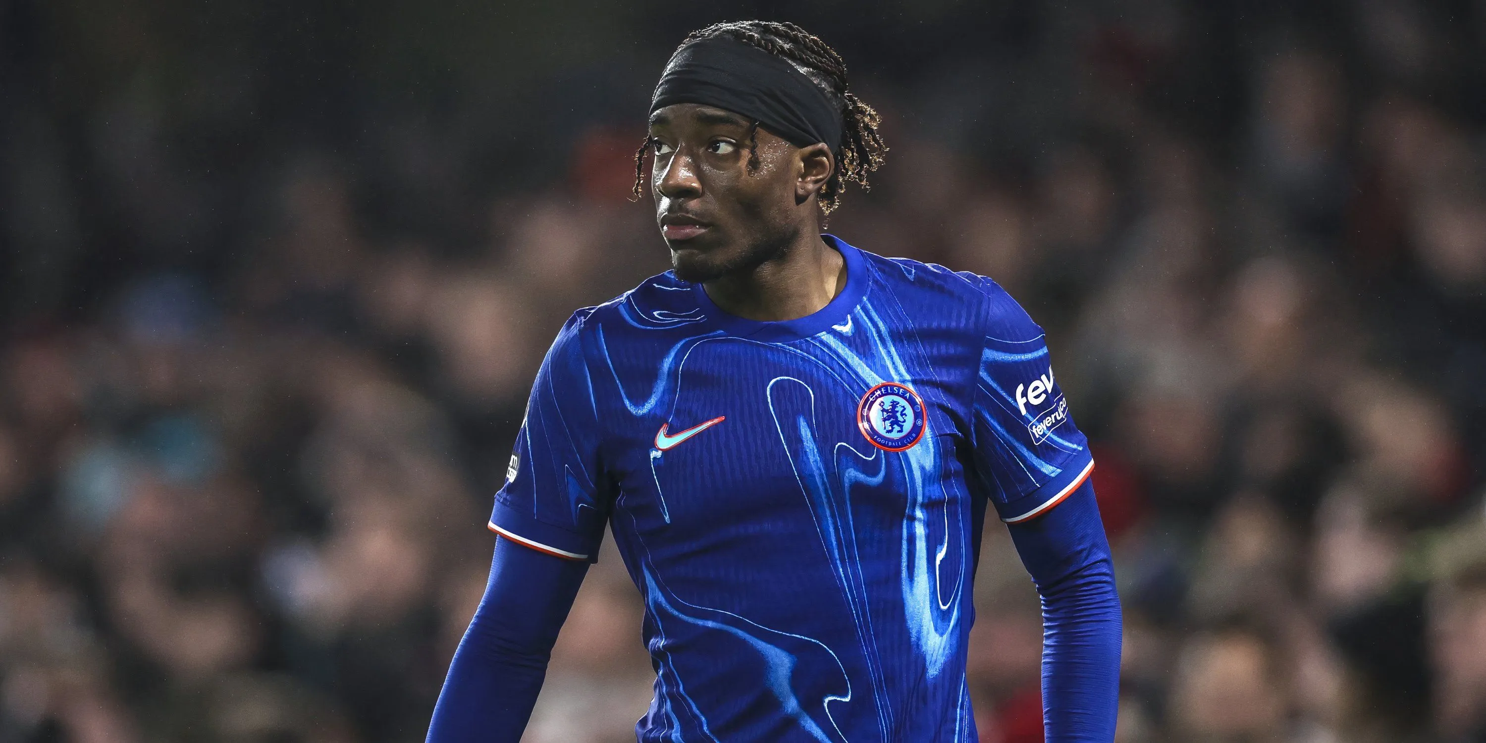 Noni Madueke rê bóng trong trận đấu cho Chelsea tại Premier League
