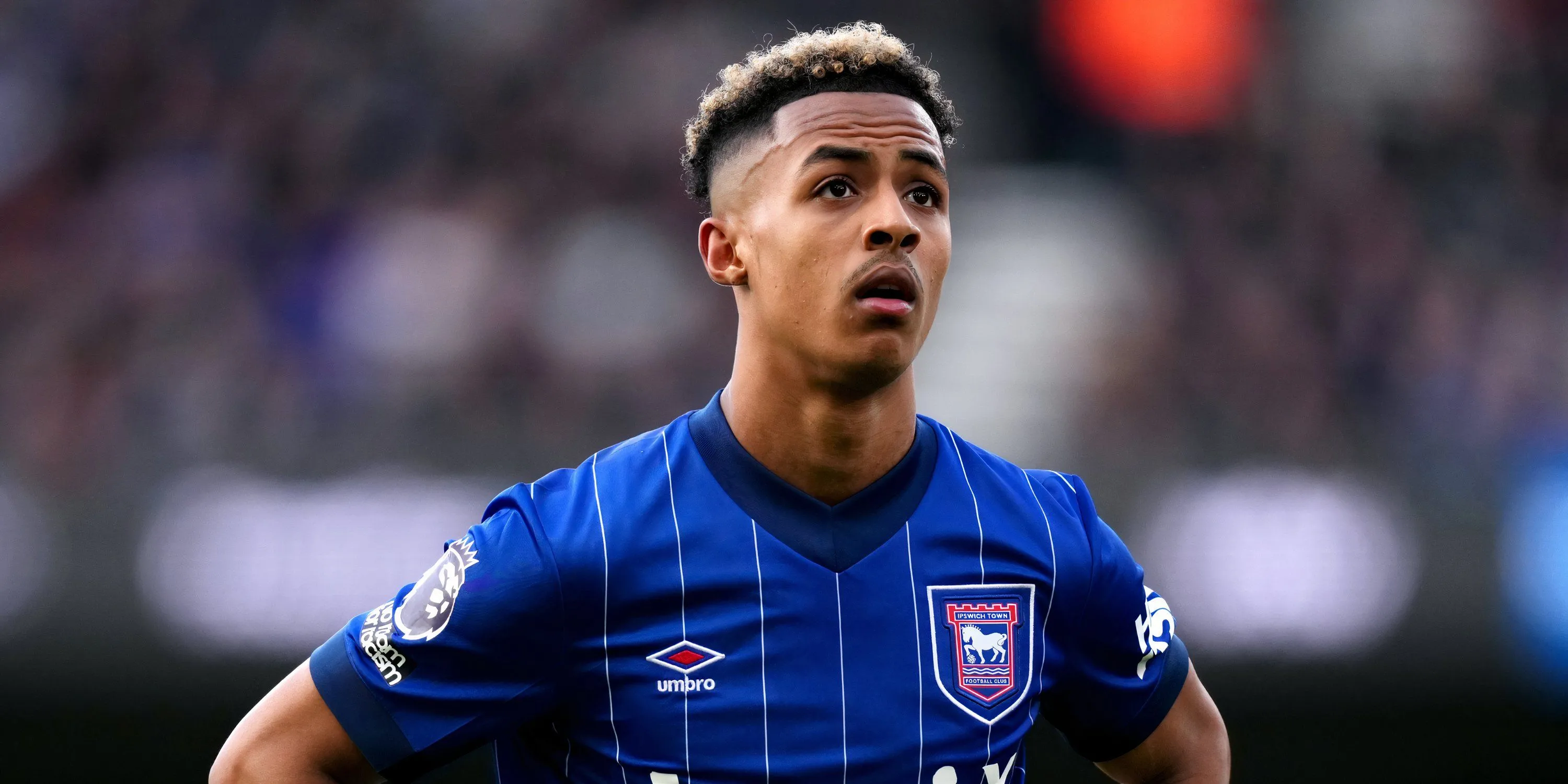 Omari Hutchinson thi đấu cho Ipswich Town, mục tiêu chuyển nhượng của Brentford