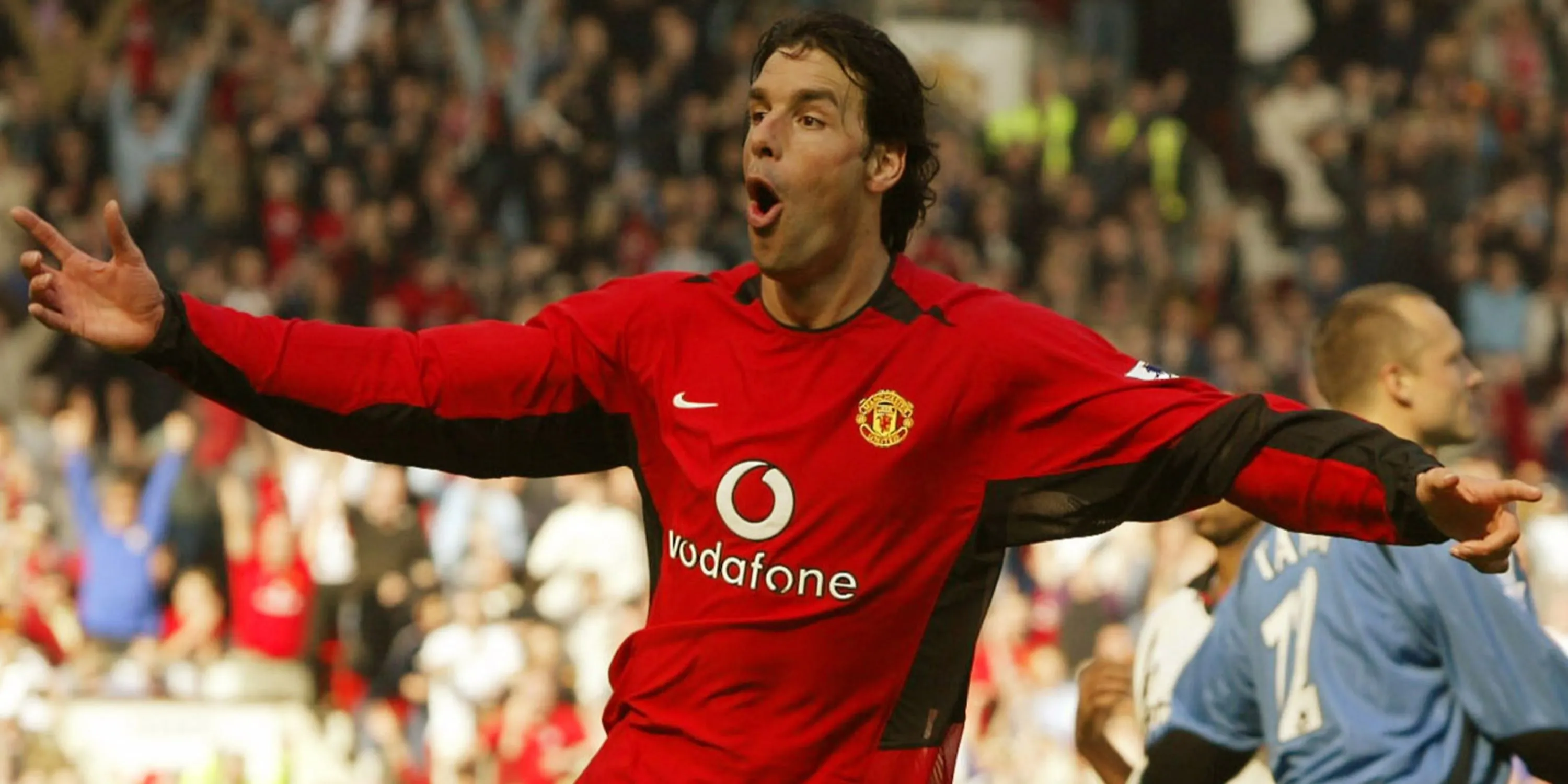 Ruud van Nistelrooy ăn mừng bàn thắng cho Manchester United, sát thủ trong vòng cấm