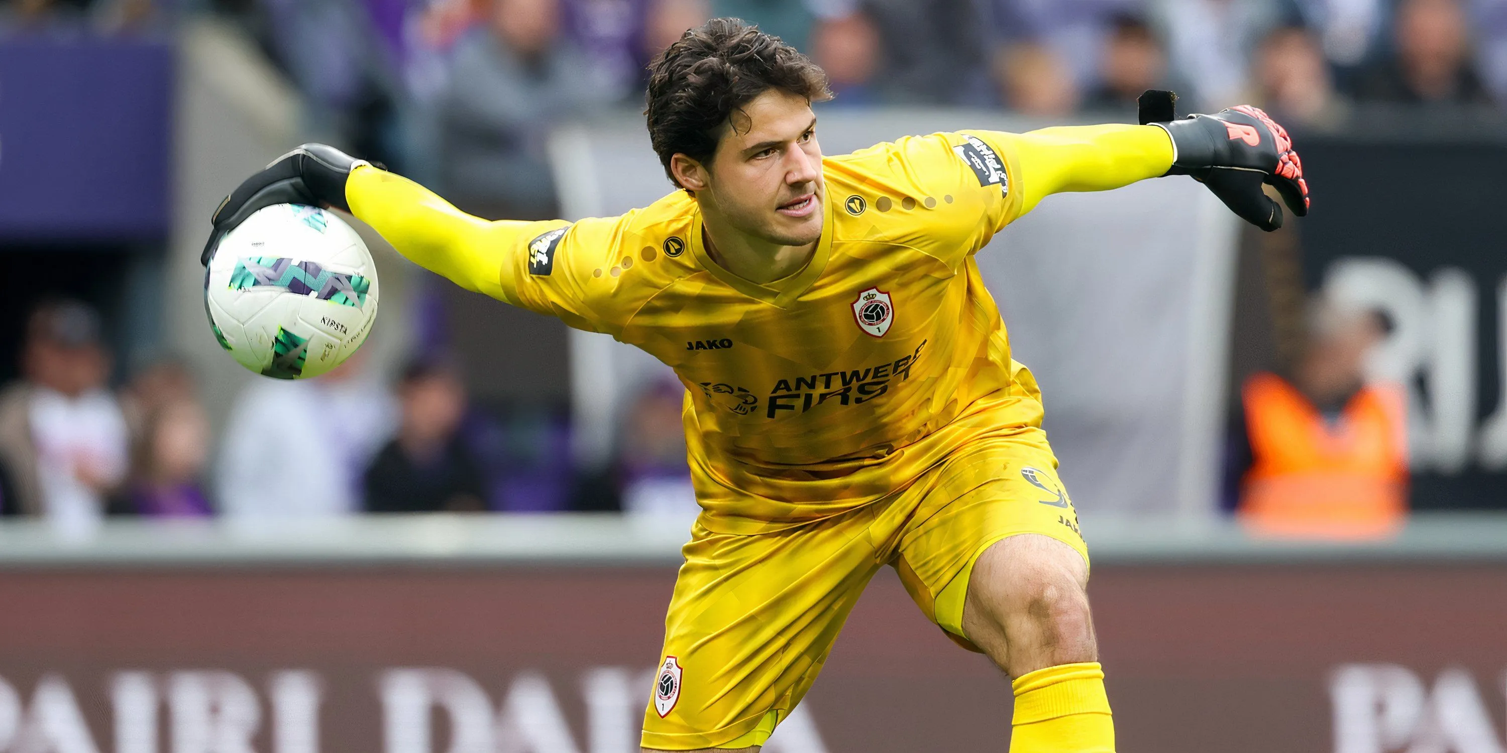 Senne Lammens trong màu áo Royal Antwerp, mục tiêu chuyển nhượng của Leeds United