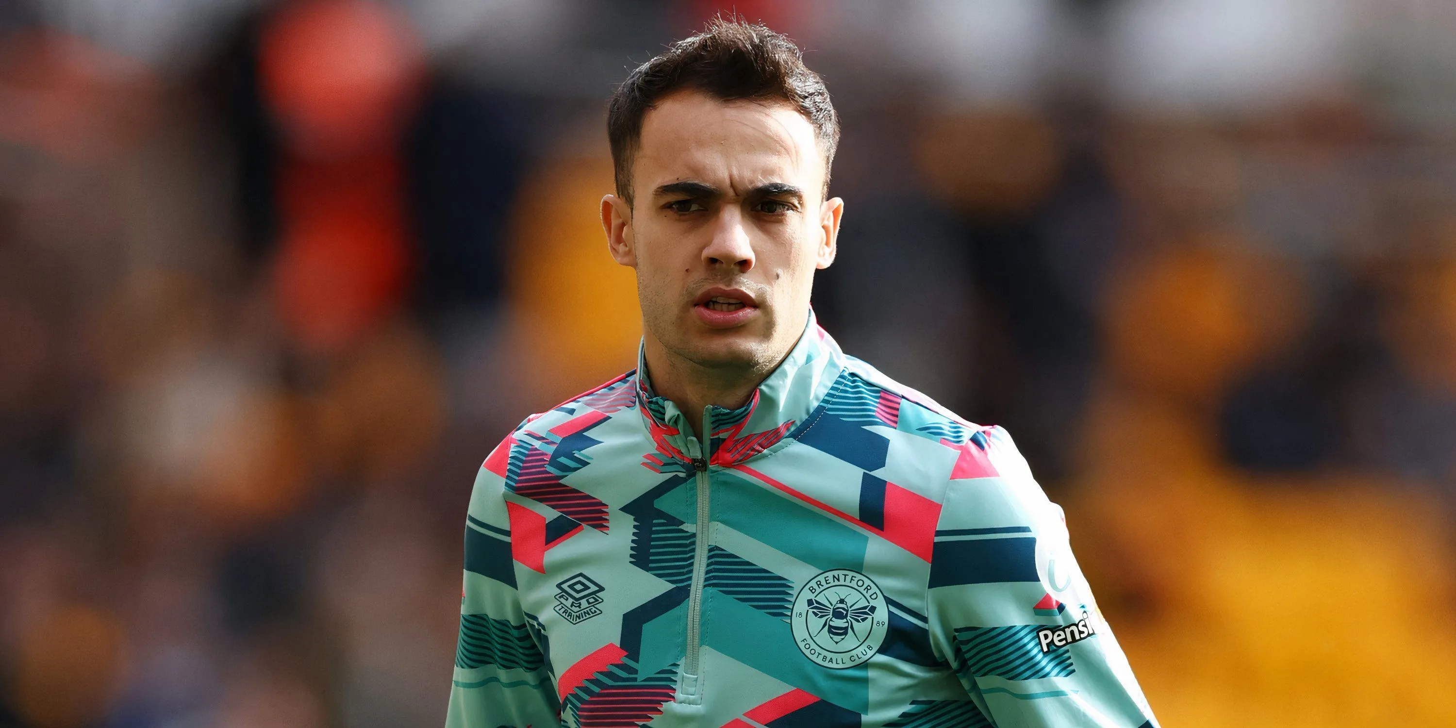 Sergio Reguilon khởi động trong màu áo Brentford, nơi anh thi đấu theo dạng cho mượn tại Premier League.