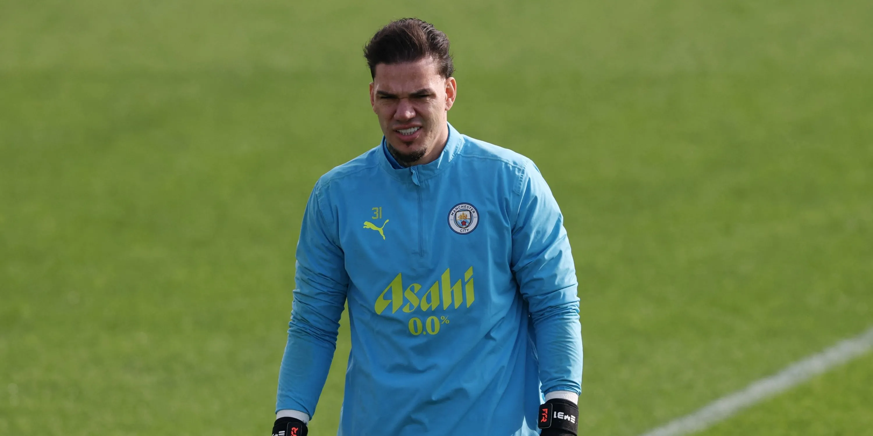 Thủ môn Ederson của Manchester City trong màu áo câu lạc bộ