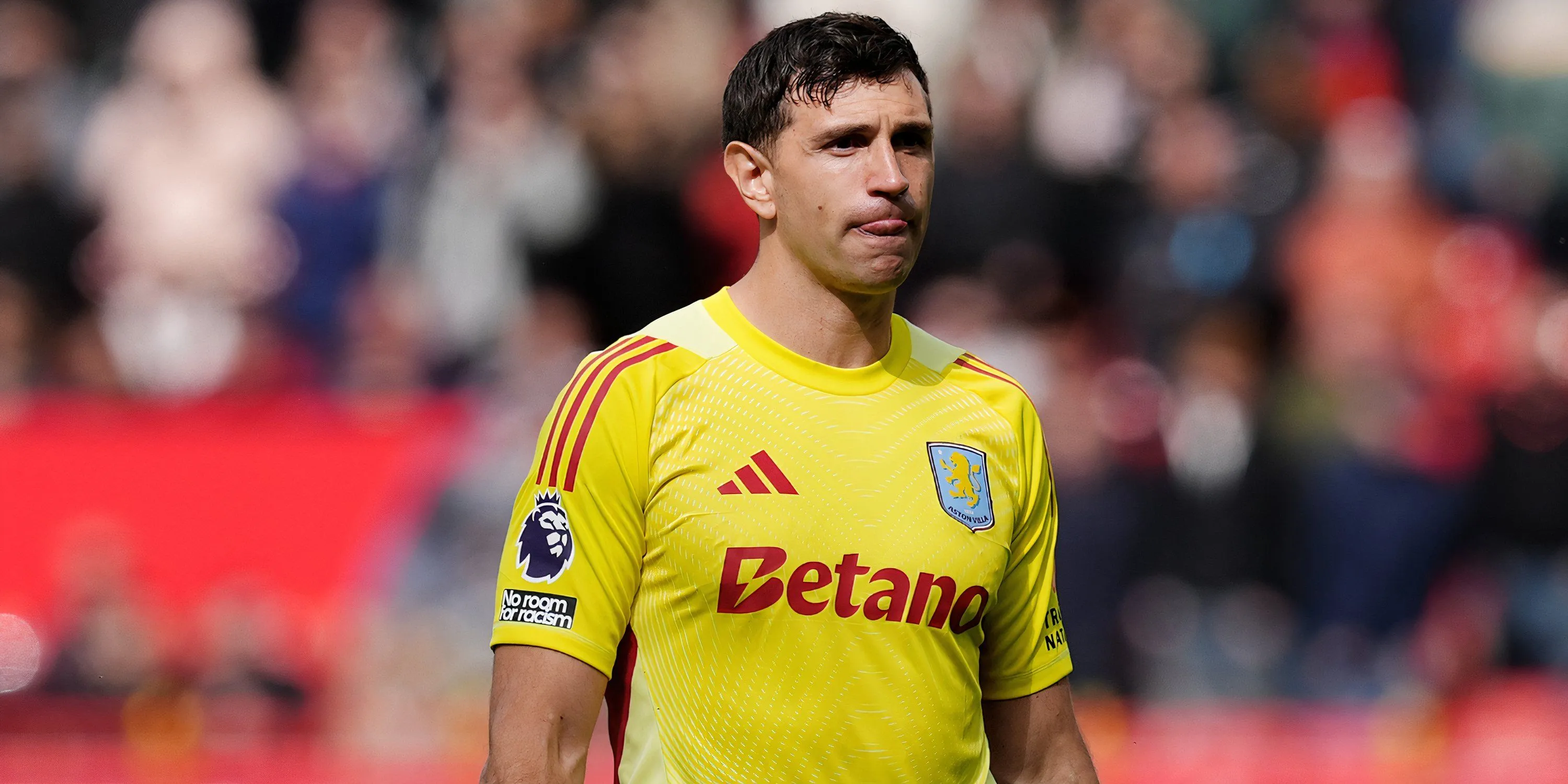 Thủ môn Emiliano Martinez trong màu áo Aston Villa thi đấu tại Premier League.
